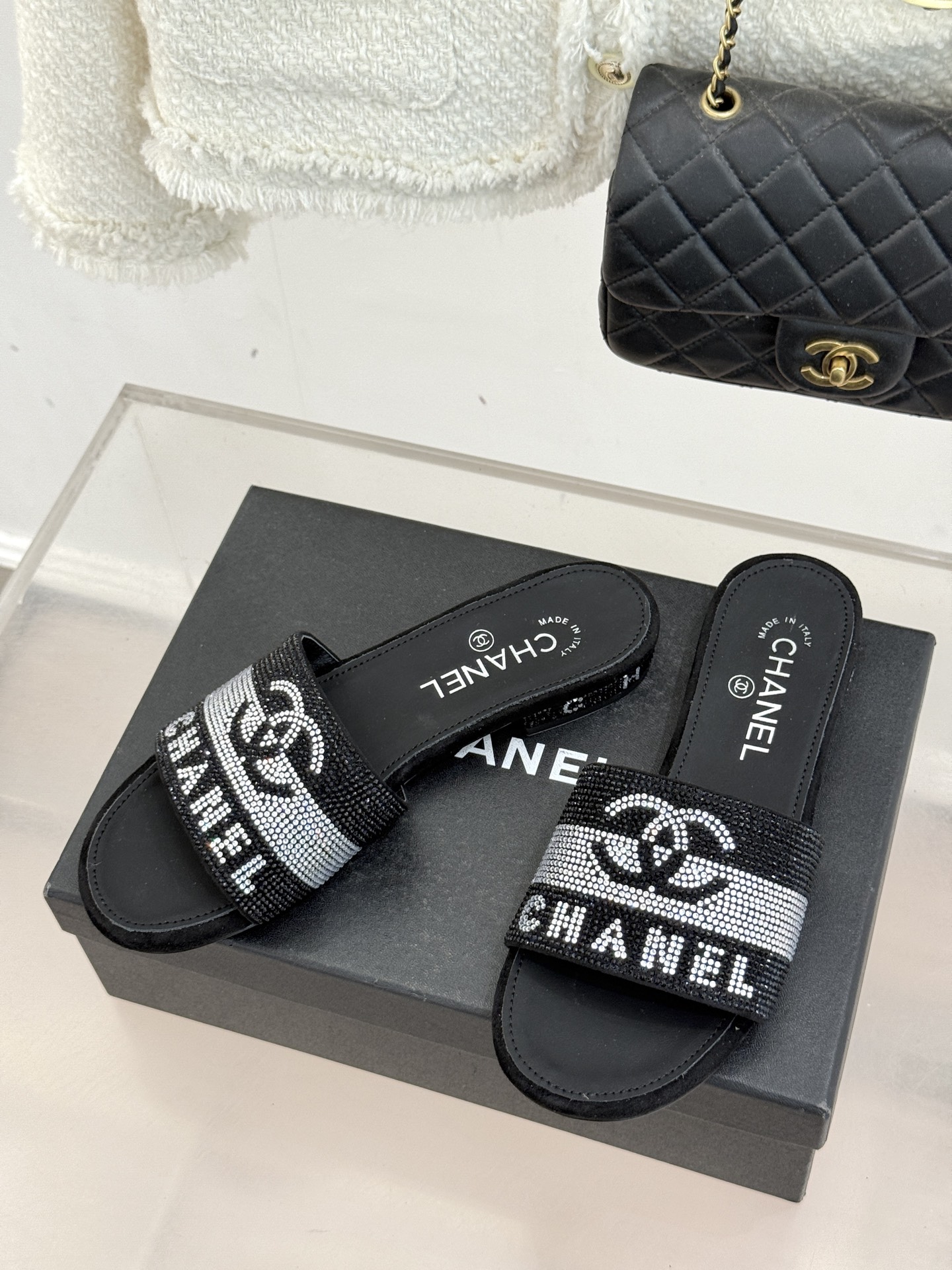 CHANE*｜小香经典水钻双C字母拖鞋这大概就是传说中公主的水晶鞋吧💎璀璨水钻手工镶嵌双C标识光影流转间