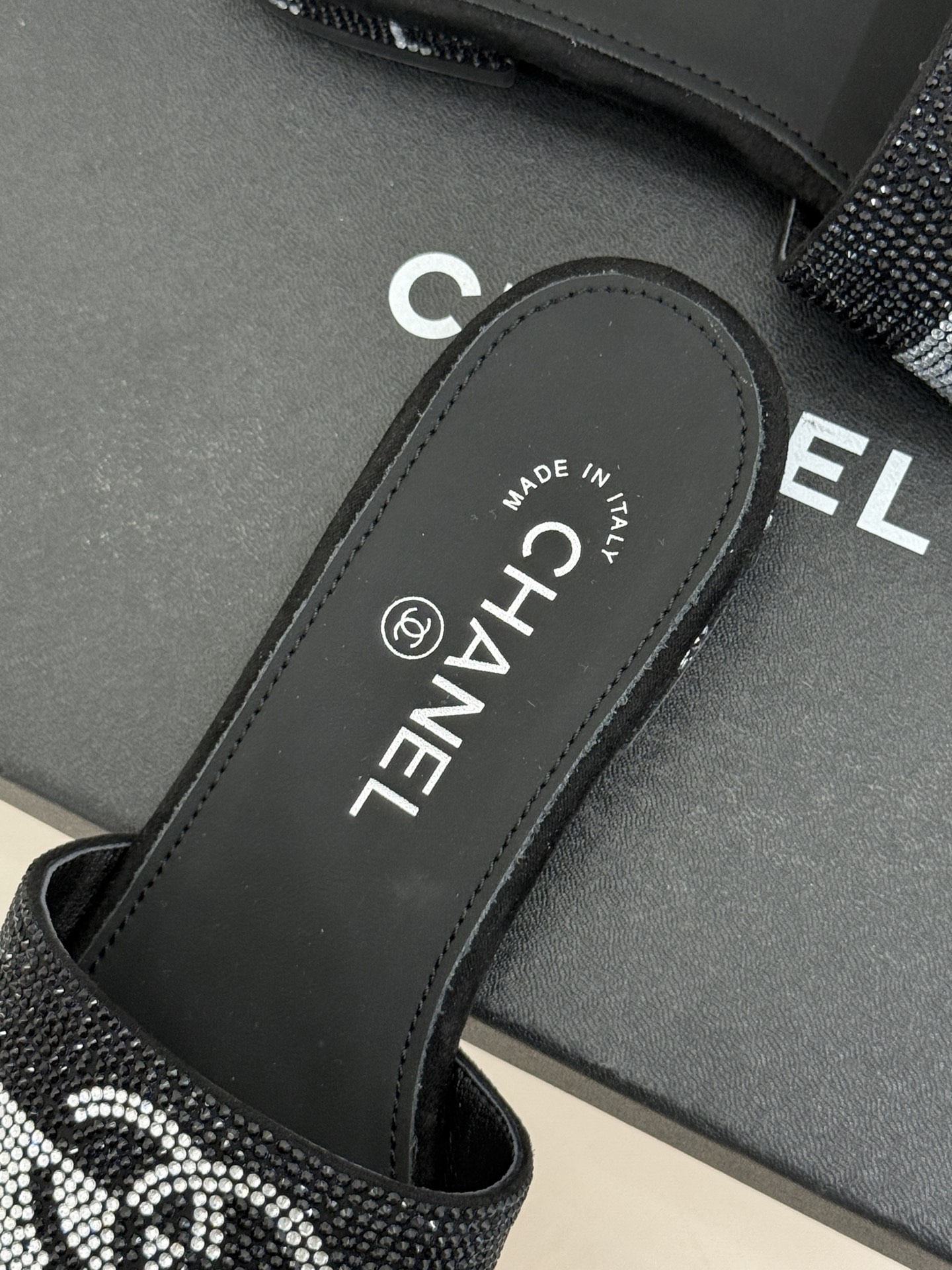CHANE*｜小香经典水钻双C字母拖鞋这大概就是传说中公主的水晶鞋吧💎璀璨水钻手工镶嵌双C标识光影流转间