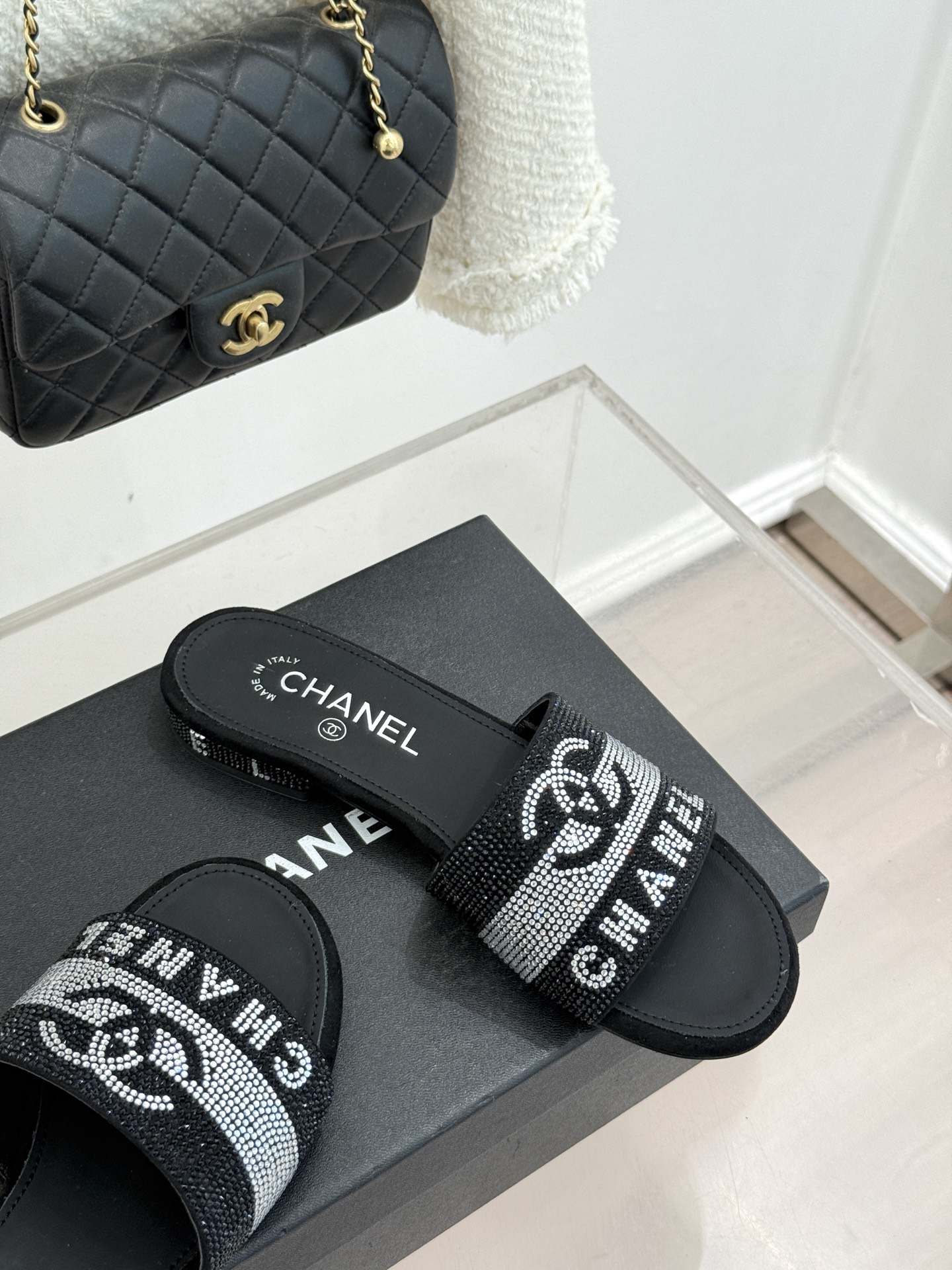 CHANE*｜小香经典水钻双C字母拖鞋这大概就是传说中公主的水晶鞋吧💎璀璨水钻手工镶嵌双C标识光影流转间