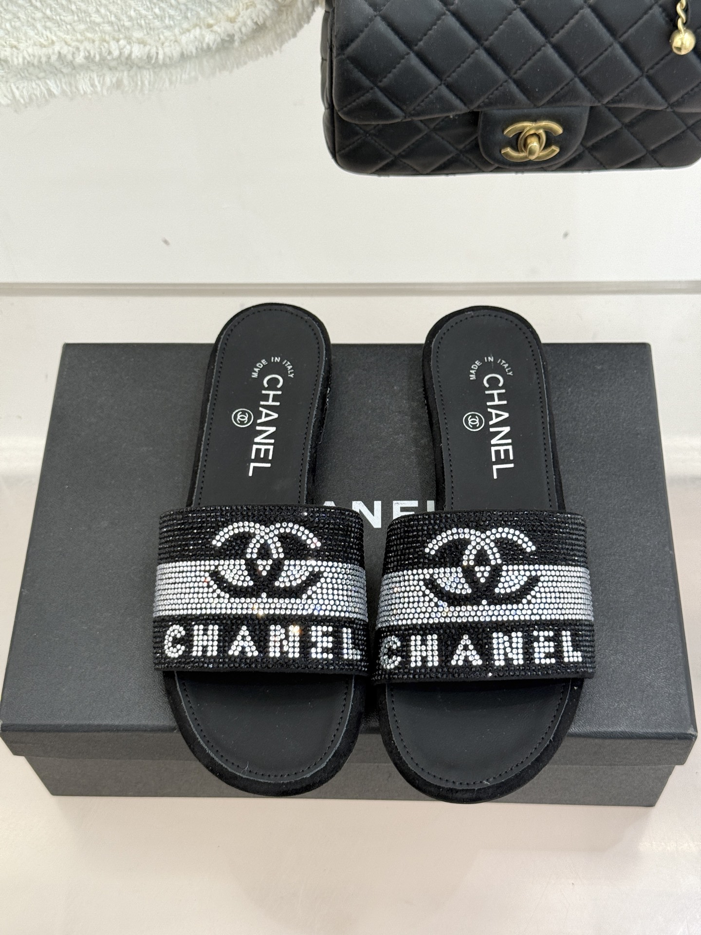 CHANE*｜小香经典水钻双C字母拖鞋这大概就是传说中公主的水晶鞋吧💎璀璨水钻手工镶嵌双C标识光影流转间