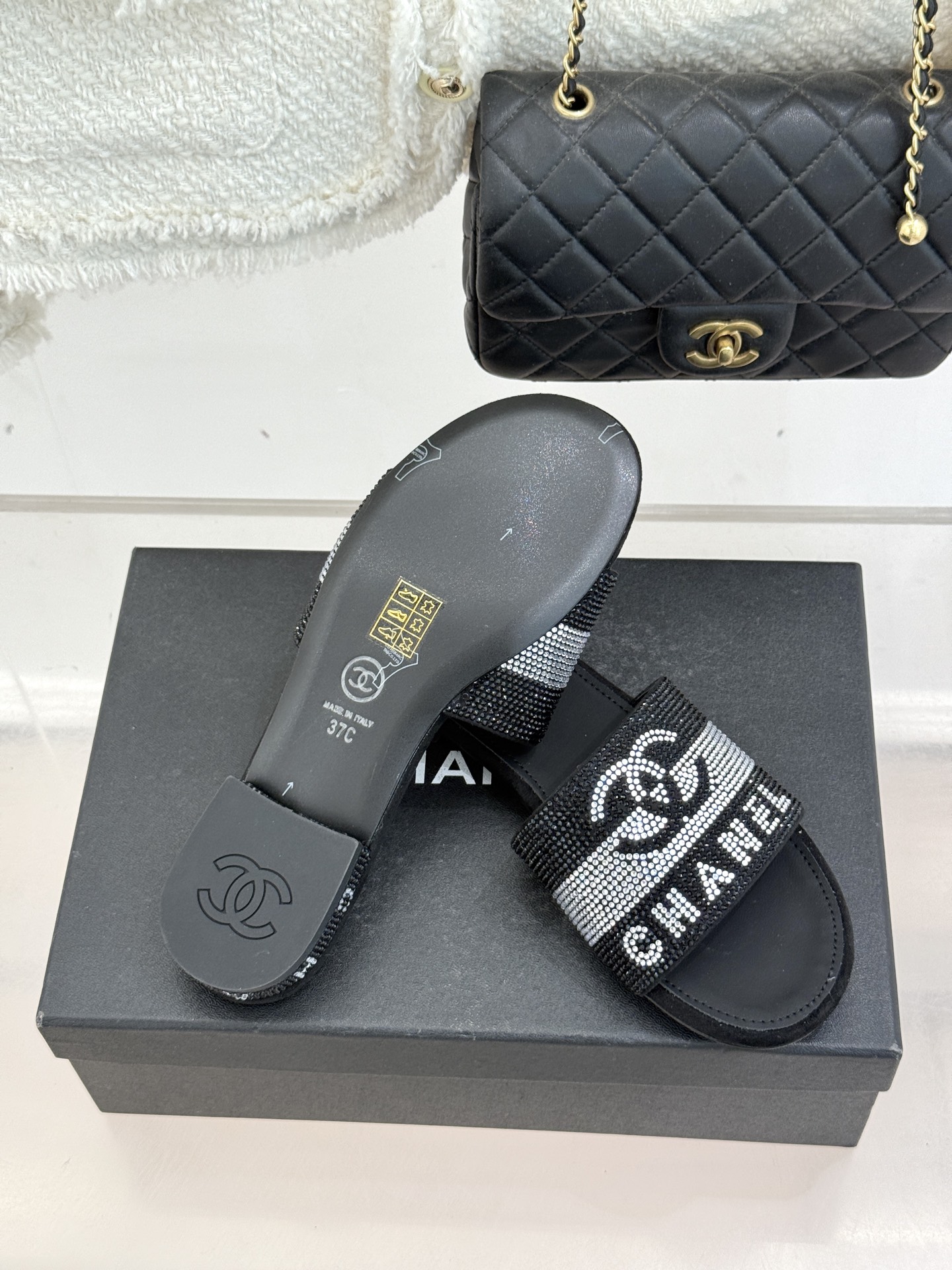 CHANE*｜小香经典水钻双C字母拖鞋这大概就是传说中公主的水晶鞋吧💎璀璨水钻手工镶嵌双C标识光影流转间