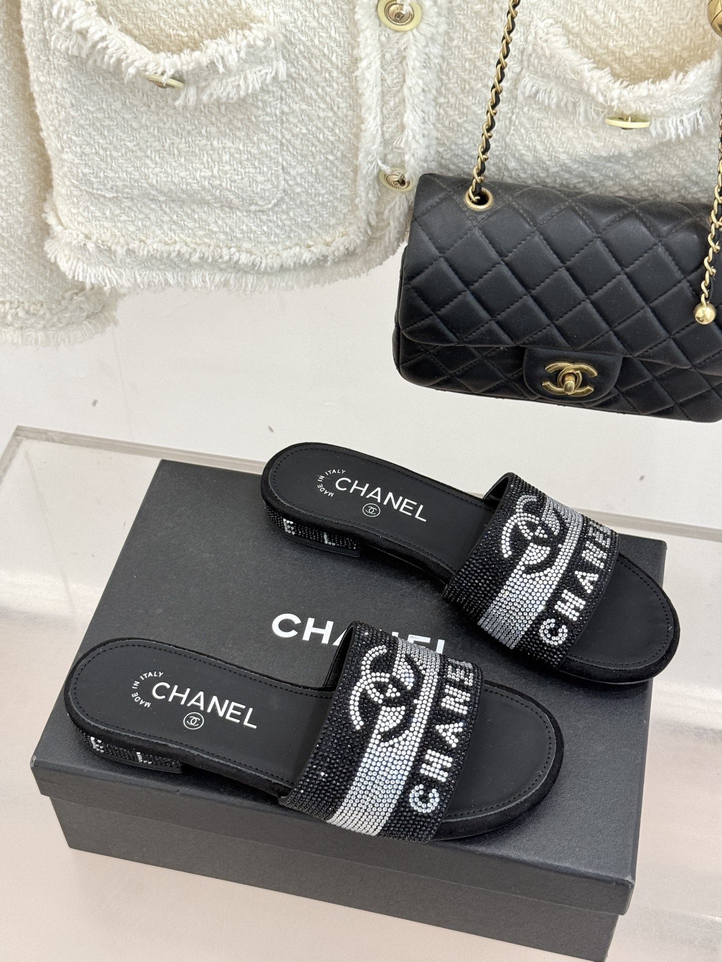 CHANE*｜小香经典水钻双C字母拖鞋这大概就是传说中公主的水晶鞋吧💎璀璨水钻手工镶嵌双C标识光影流转间