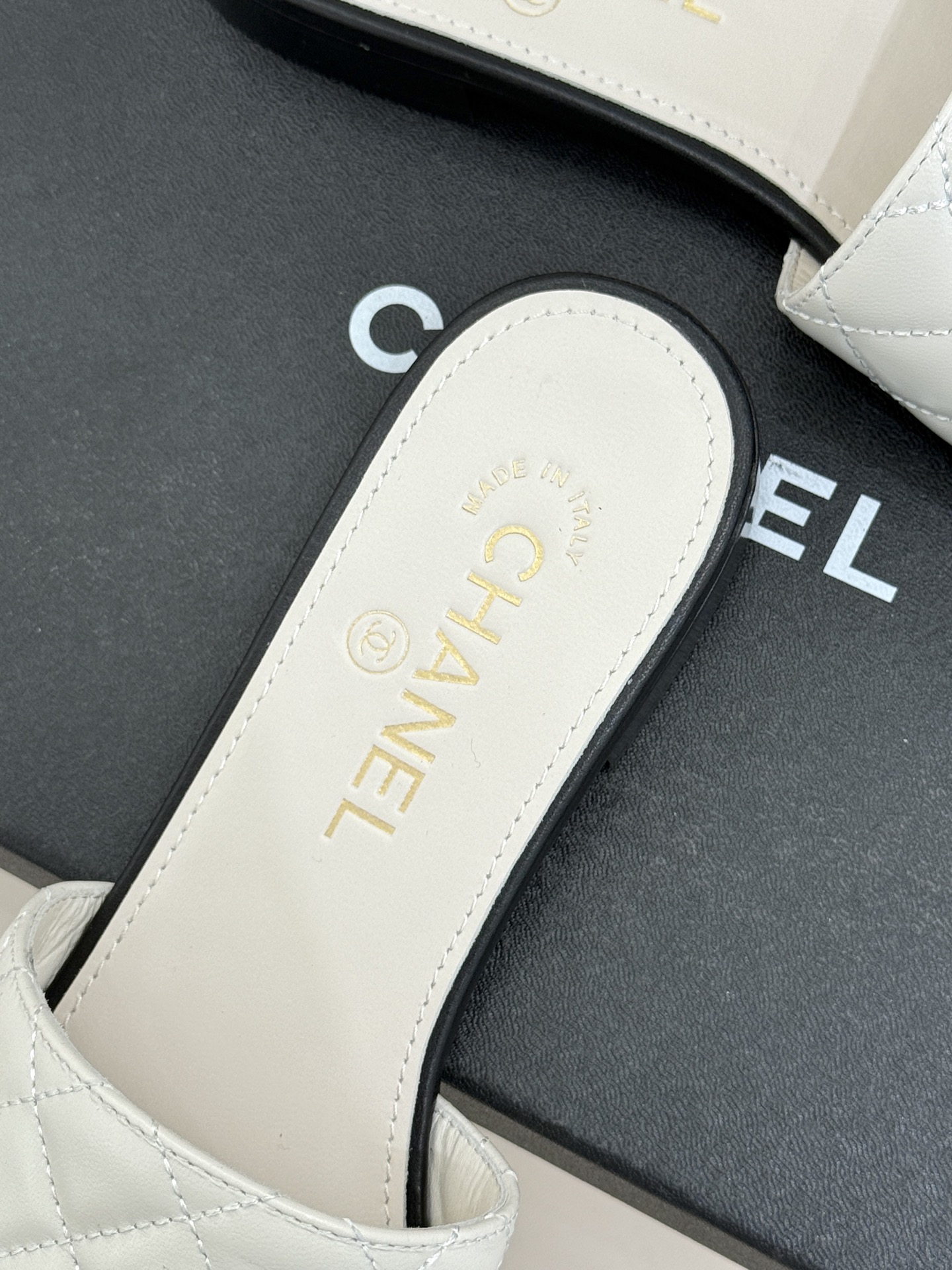 CHANE*｜小香26P新品菱格翻盖懒人拖鞋将慵懒与优雅揉进日常。经典菱格缝线复刻品牌灵魂小羊皮软糯亲肤