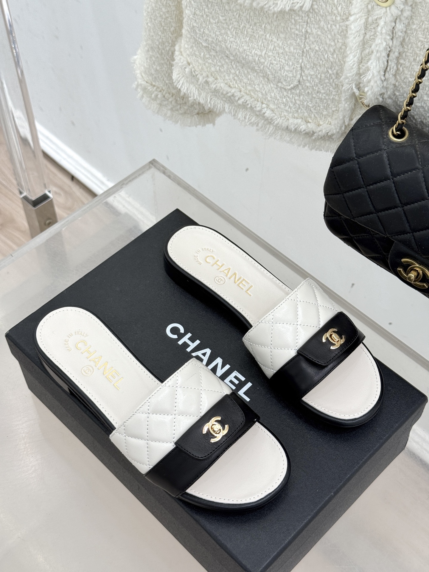 CHANE*｜小香26P新品菱格翻盖懒人拖鞋将慵懒与优雅揉进日常。经典菱格缝线复刻品牌灵魂小羊皮软糯亲肤