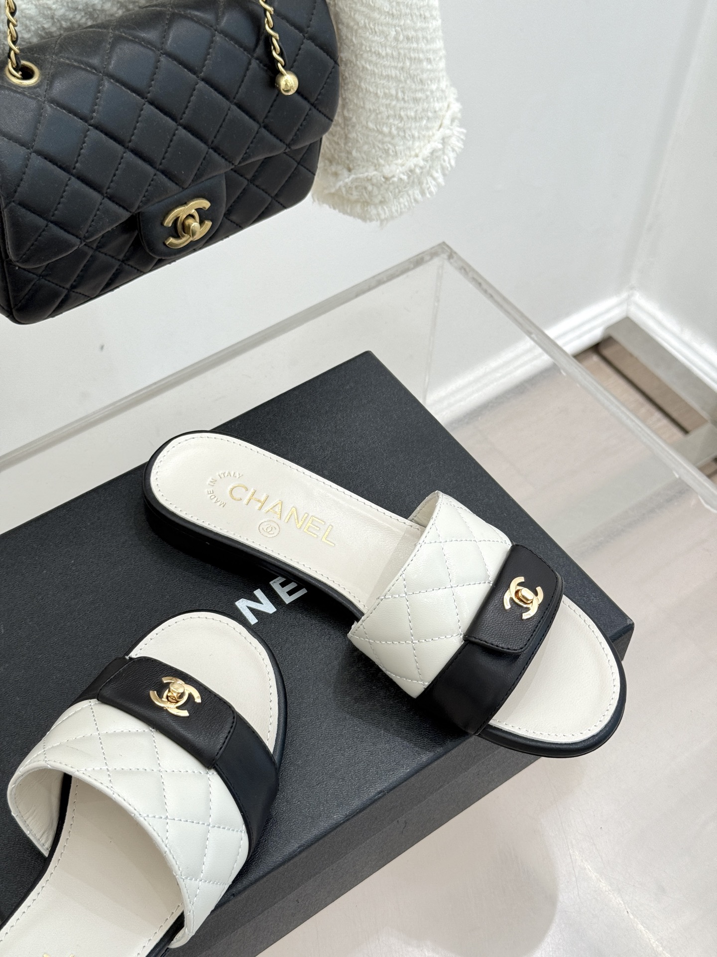 CHANE*｜小香26P新品菱格翻盖懒人拖鞋将慵懒与优雅揉进日常。经典菱格缝线复刻品牌灵魂小羊皮软糯亲肤