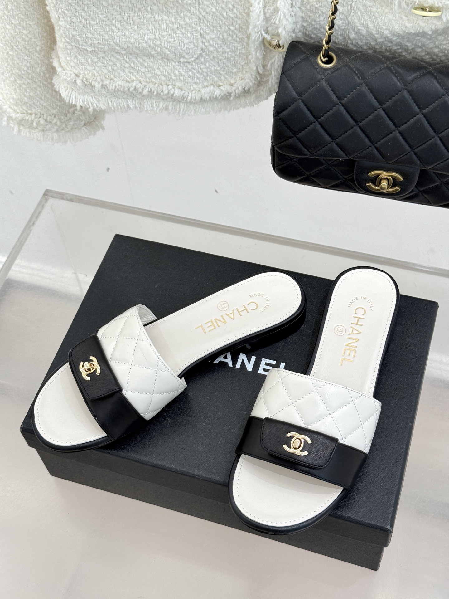 CHANE*｜小香26P新品菱格翻盖懒人拖鞋将慵懒与优雅揉进日常。经典菱格缝线复刻品牌灵魂小羊皮软糯亲肤