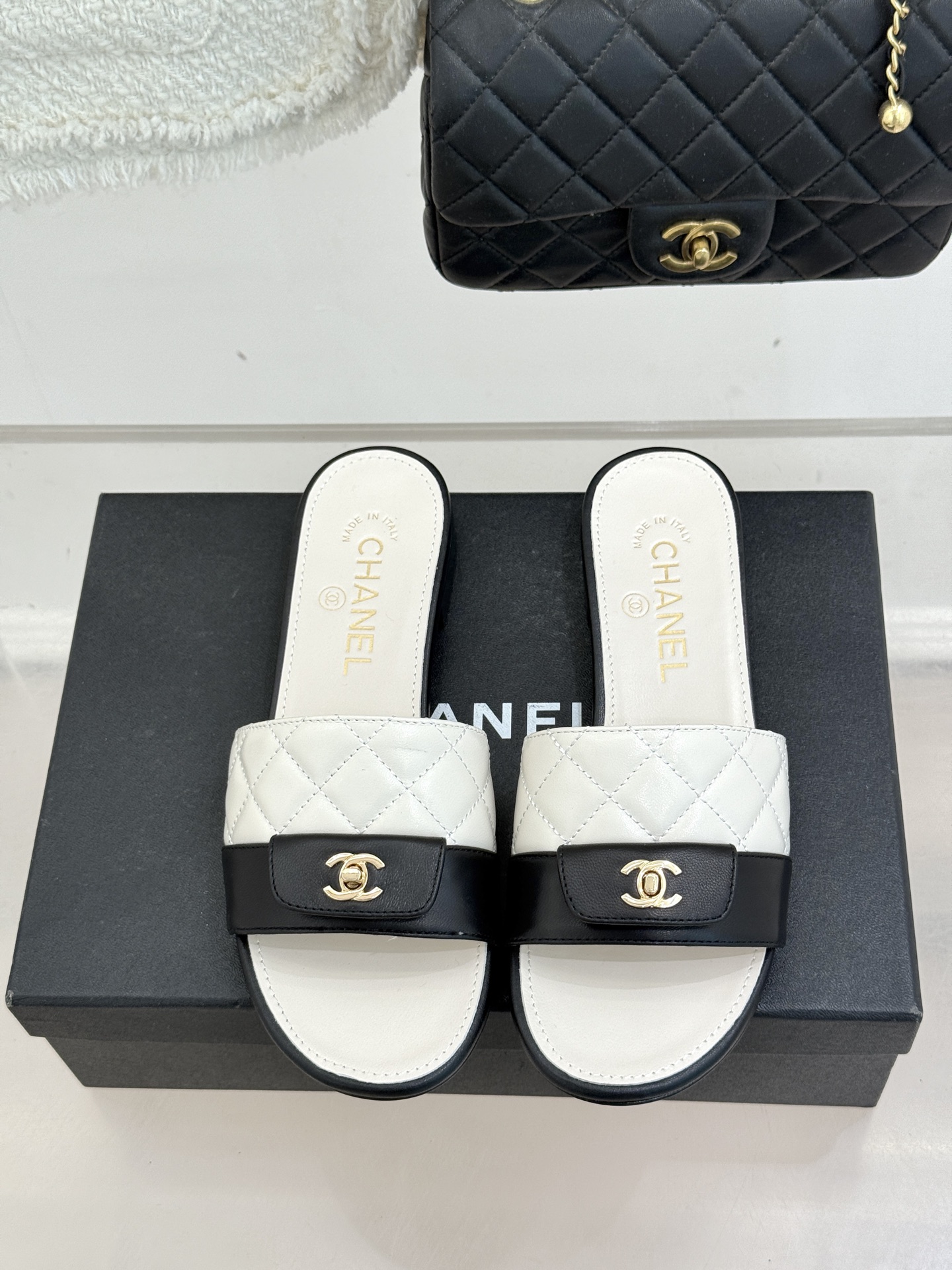 CHANE*｜小香26P新品菱格翻盖懒人拖鞋将慵懒与优雅揉进日常。经典菱格缝线复刻品牌灵魂小羊皮软糯亲肤