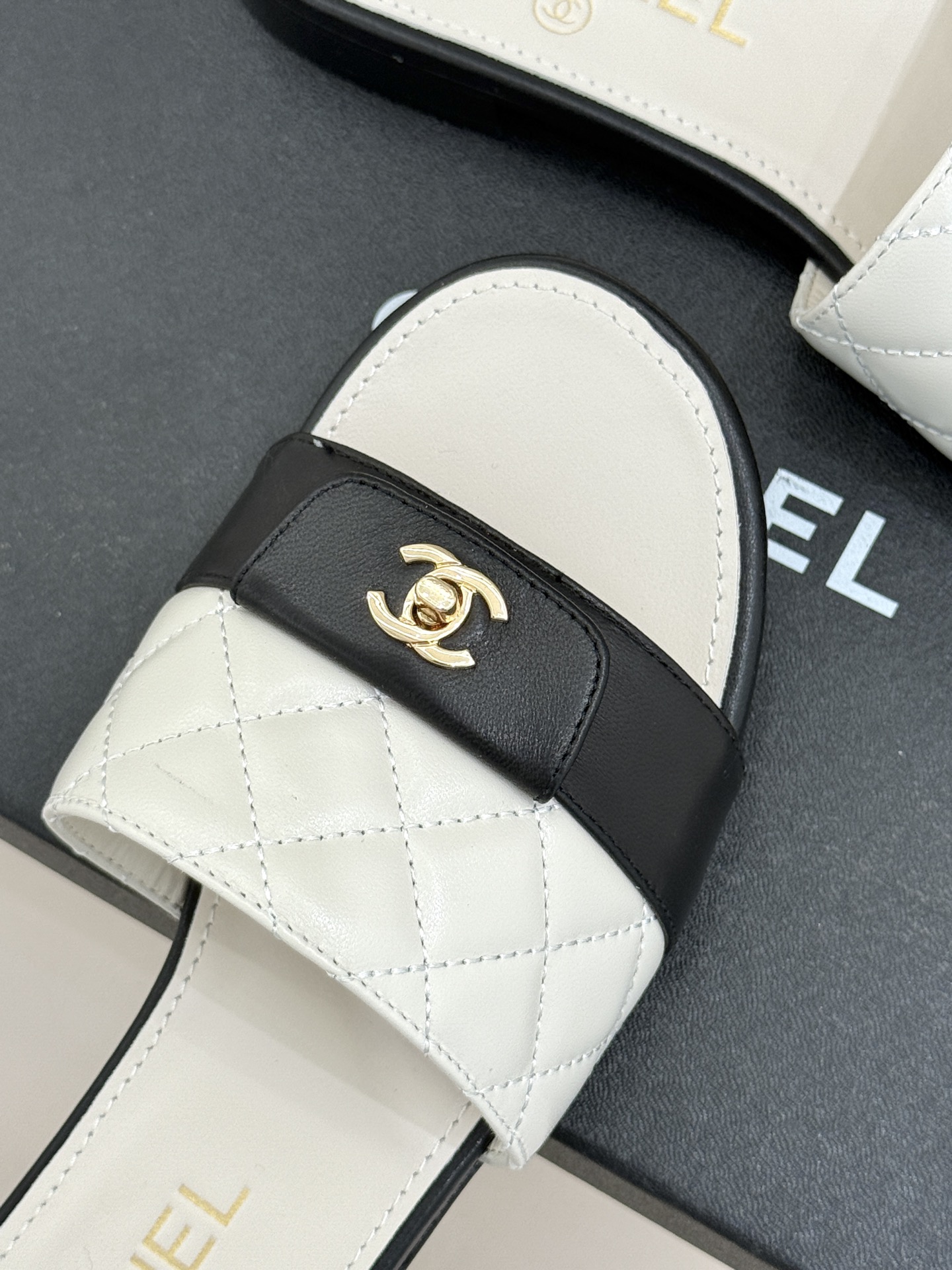 CHANE*｜小香26P新品菱格翻盖懒人拖鞋将慵懒与优雅揉进日常。经典菱格缝线复刻品牌灵魂小羊皮软糯亲肤