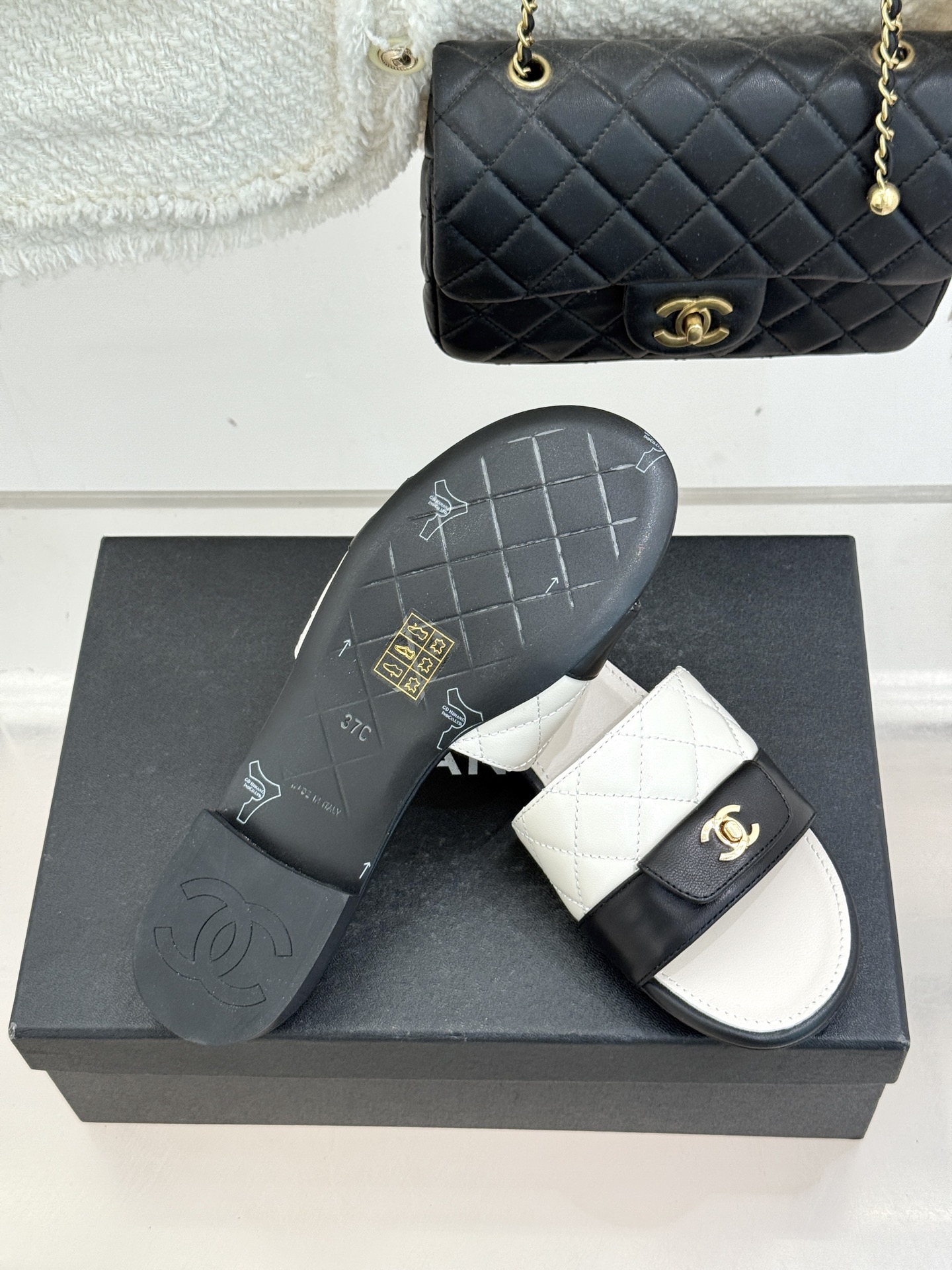 CHANE*｜小香26P新品菱格翻盖懒人拖鞋将慵懒与优雅揉进日常。经典菱格缝线复刻品牌灵魂小羊皮软糯亲肤