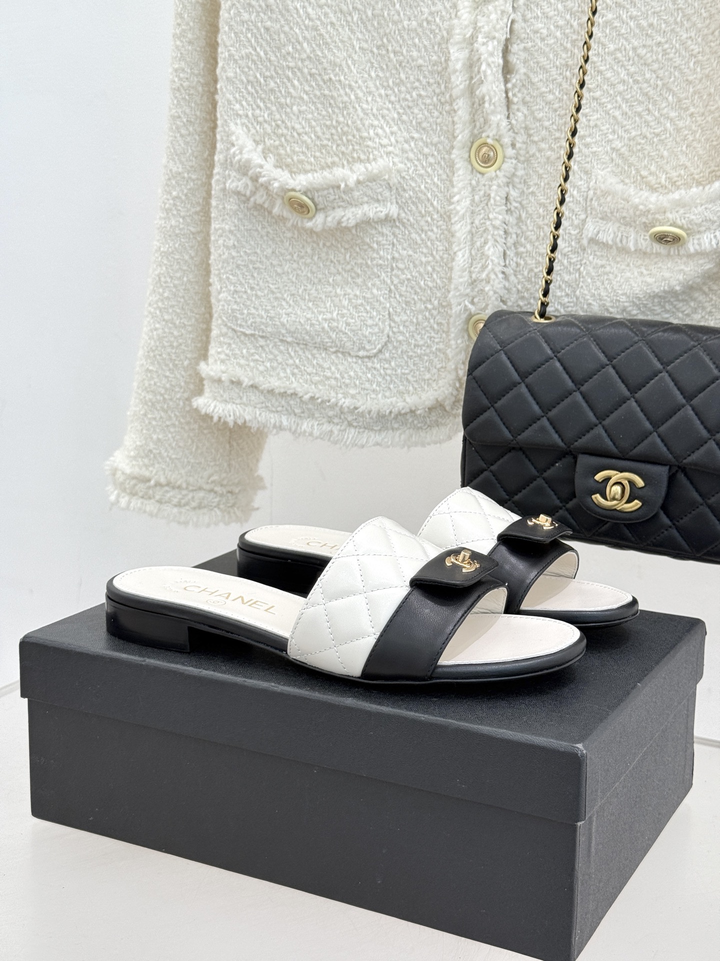 CHANE*｜小香26P新品菱格翻盖懒人拖鞋将慵懒与优雅揉进日常。经典菱格缝线复刻品牌灵魂小羊皮软糯亲肤