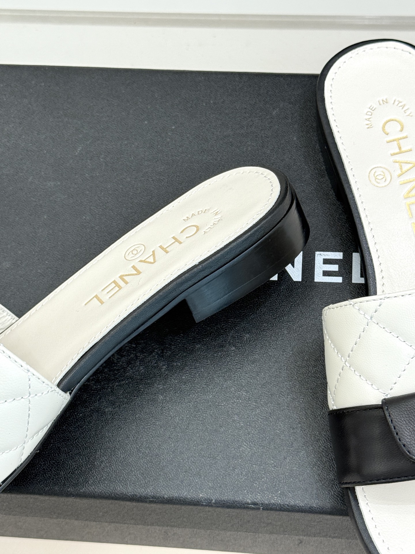 CHANE*｜小香26P新品菱格翻盖懒人拖鞋将慵懒与优雅揉进日常。经典菱格缝线复刻品牌灵魂小羊皮软糯亲肤