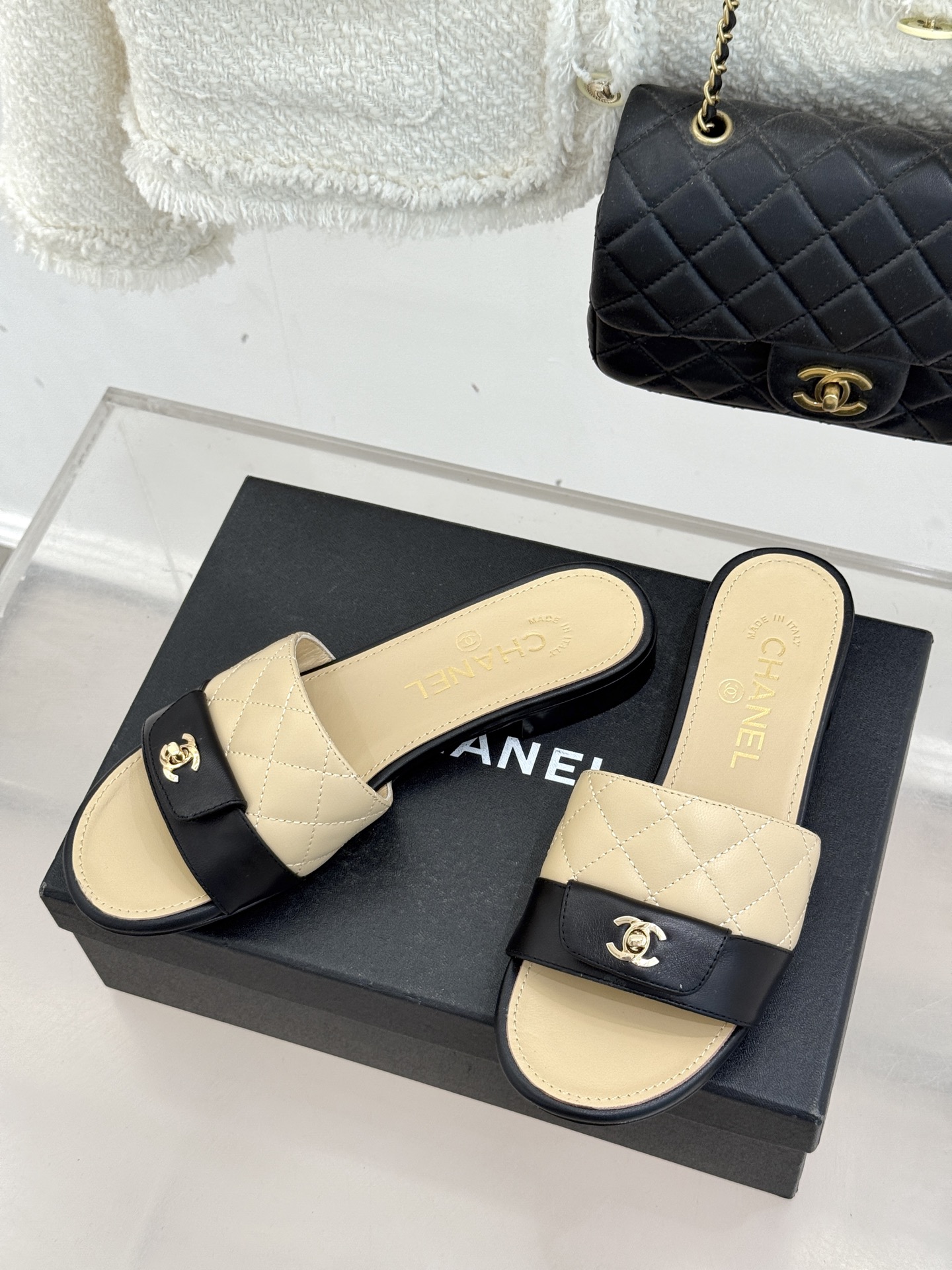 CHANE*｜小香26P新品菱格翻盖懒人拖鞋将慵懒与优雅揉进日常。经典菱格缝线复刻品牌灵魂小羊皮软糯亲肤