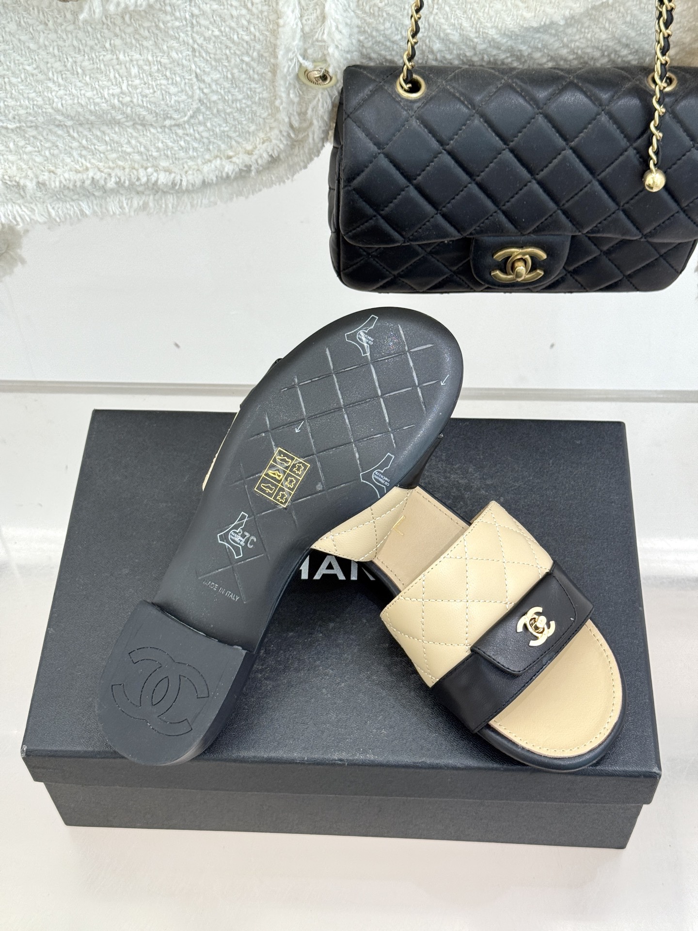 CHANE*｜小香26P新品菱格翻盖懒人拖鞋将慵懒与优雅揉进日常。经典菱格缝线复刻品牌灵魂小羊皮软糯亲肤