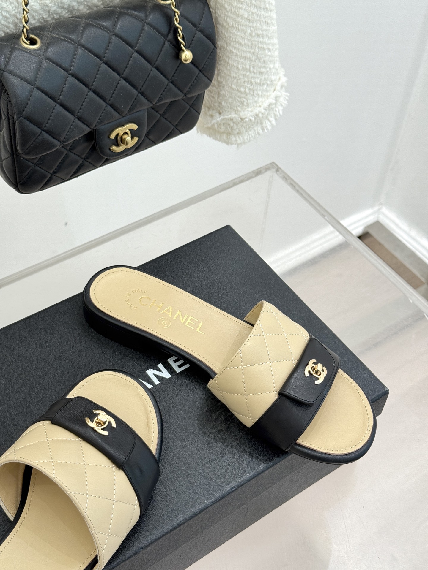 CHANE*｜小香26P新品菱格翻盖懒人拖鞋将慵懒与优雅揉进日常。经典菱格缝线复刻品牌灵魂小羊皮软糯亲肤