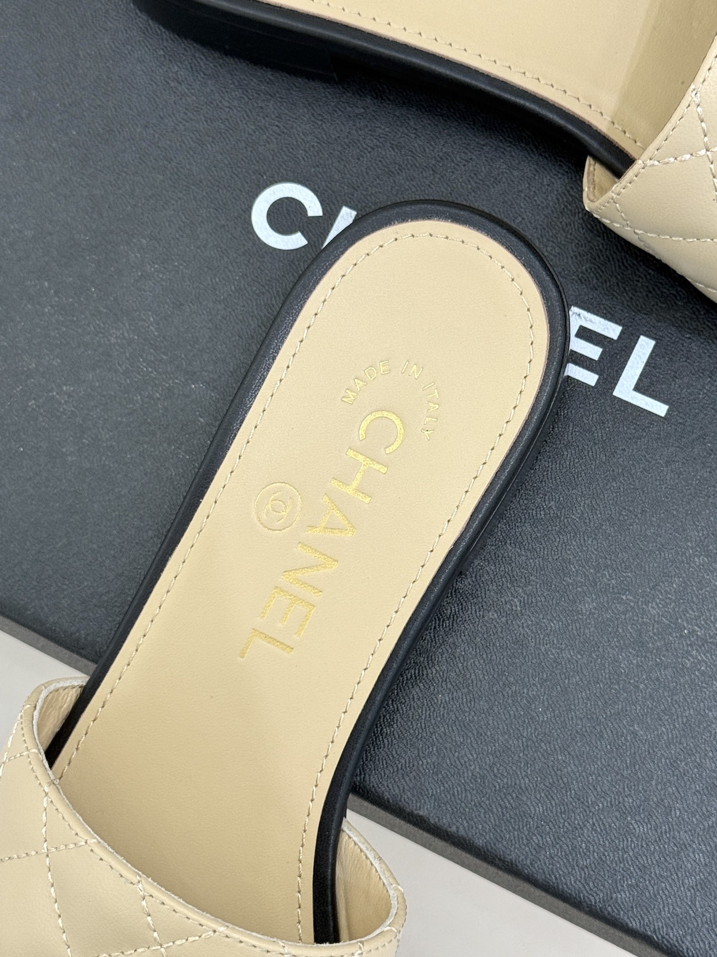 CHANE*｜小香26P新品菱格翻盖懒人拖鞋将慵懒与优雅揉进日常。经典菱格缝线复刻品牌灵魂小羊皮软糯亲肤