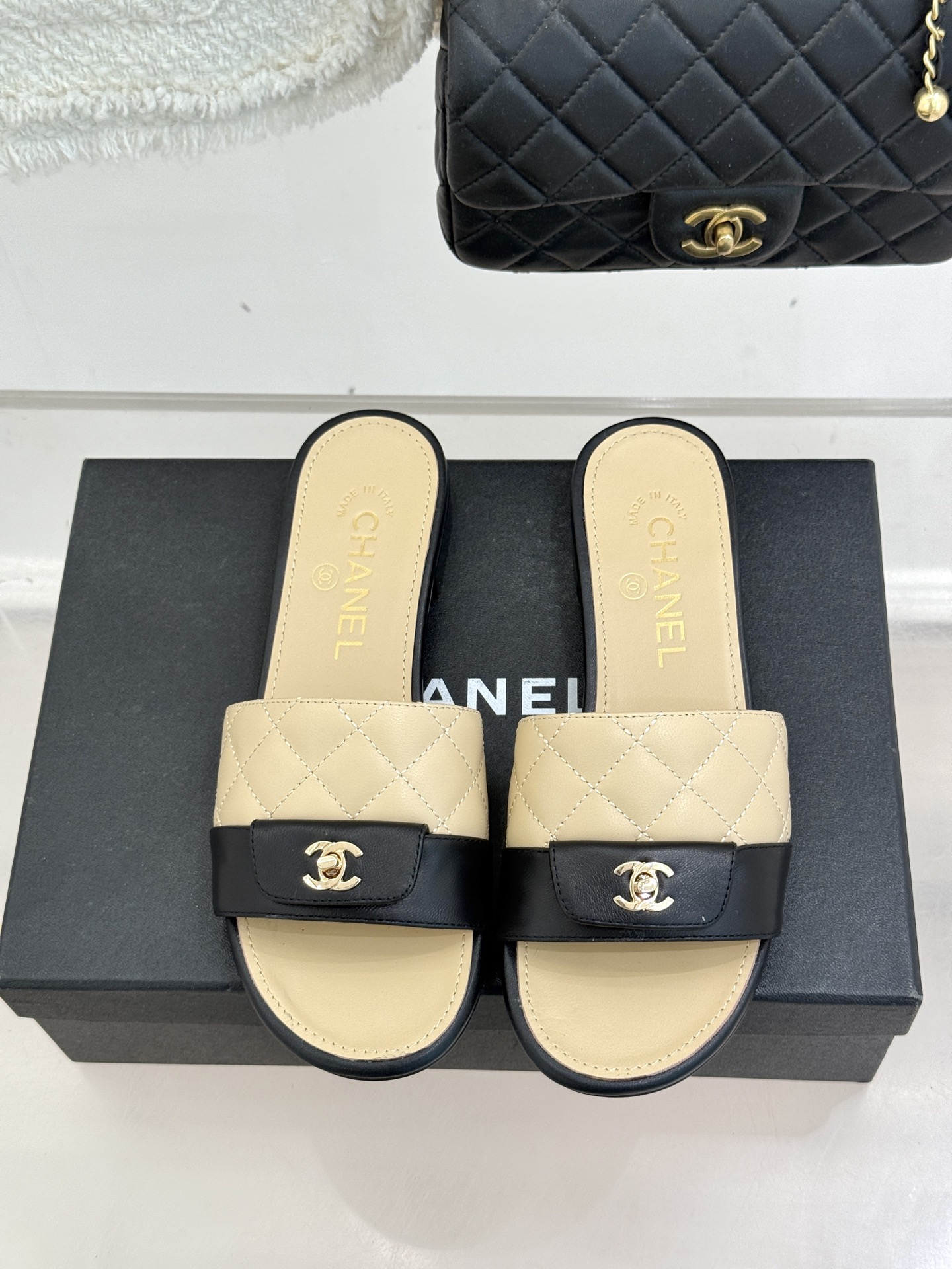 CHANE*｜小香26P新品菱格翻盖懒人拖鞋将慵懒与优雅揉进日常。经典菱格缝线复刻品牌灵魂小羊皮软糯亲肤