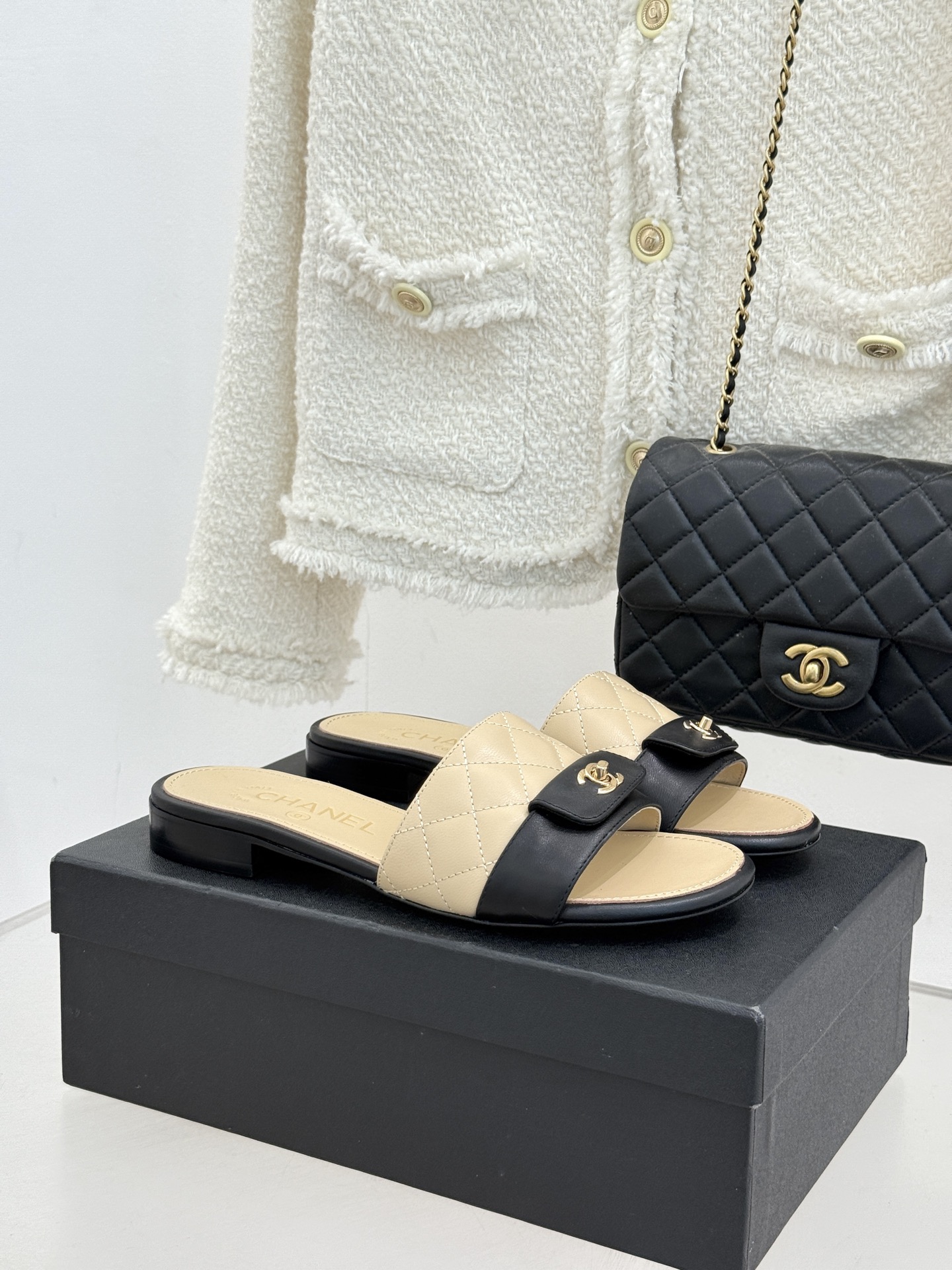 CHANE*｜小香26P新品菱格翻盖懒人拖鞋将慵懒与优雅揉进日常。经典菱格缝线复刻品牌灵魂小羊皮软糯亲肤