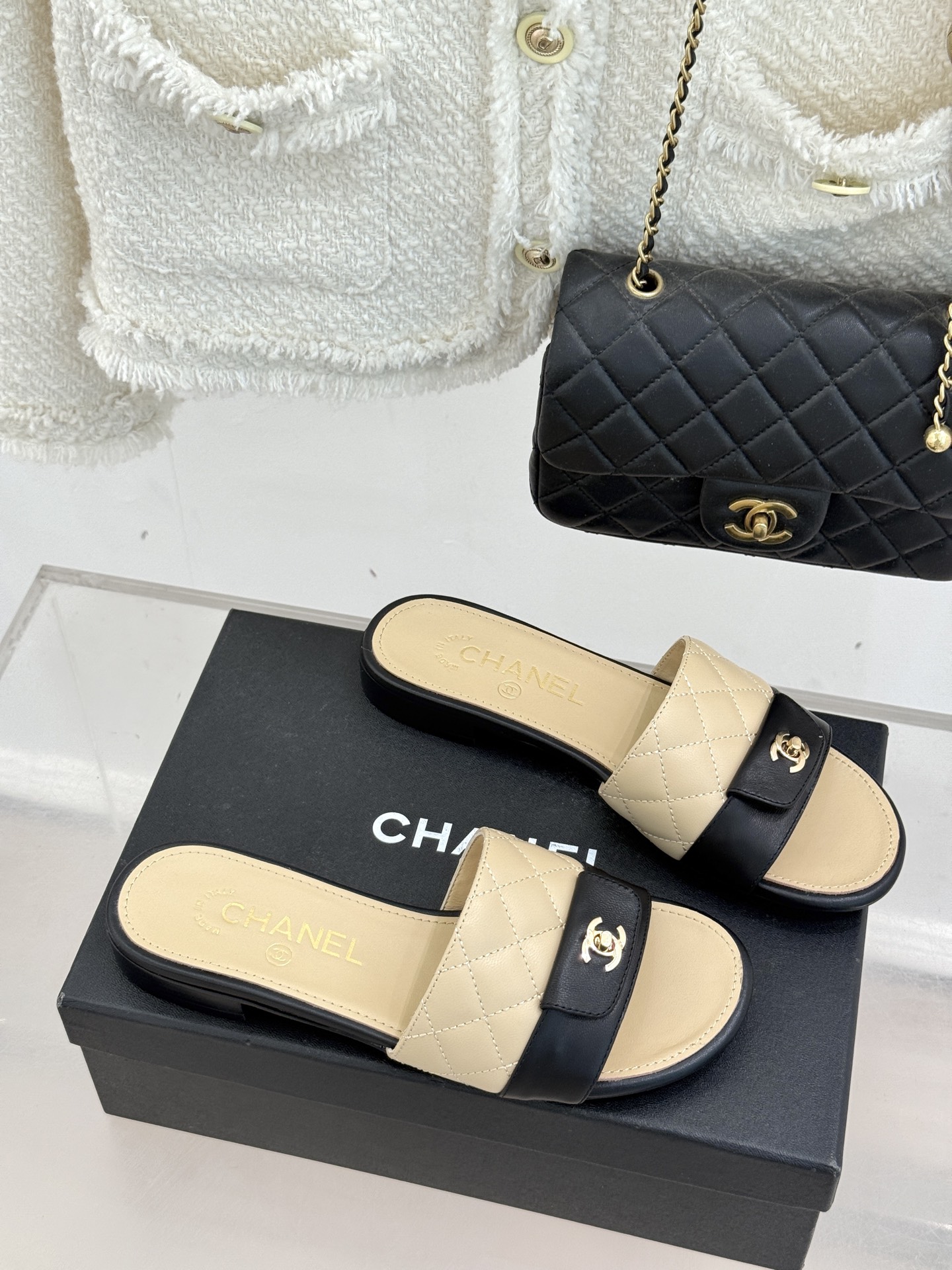 CHANE*｜小香26P新品菱格翻盖懒人拖鞋将慵懒与优雅揉进日常。经典菱格缝线复刻品牌灵魂小羊皮软糯亲肤