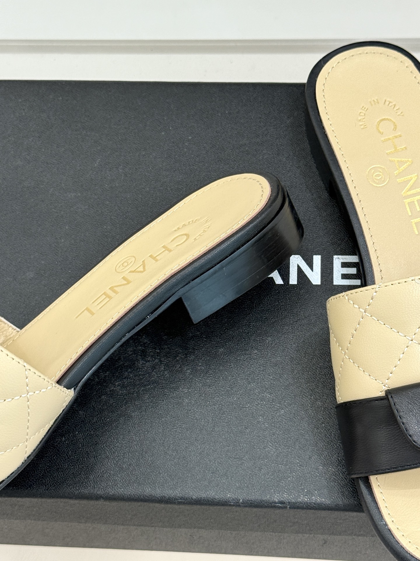 CHANE*｜小香26P新品菱格翻盖懒人拖鞋将慵懒与优雅揉进日常。经典菱格缝线复刻品牌灵魂小羊皮软糯亲肤