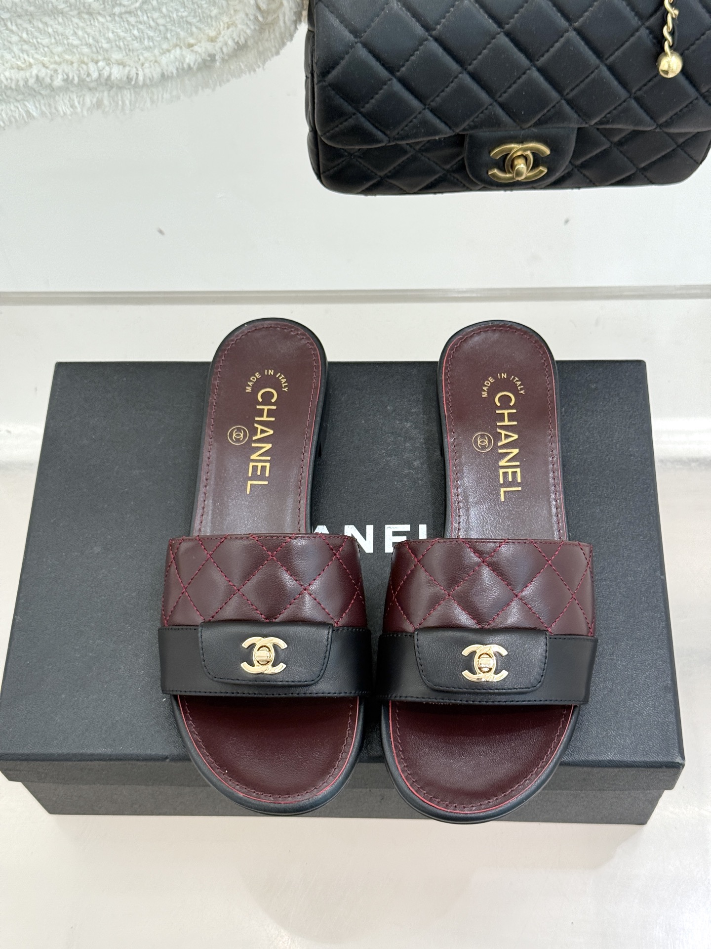 CHANE*｜小香26P新品菱格翻盖懒人拖鞋将慵懒与优雅揉进日常。经典菱格缝线复刻品牌灵魂小羊皮软糯亲肤