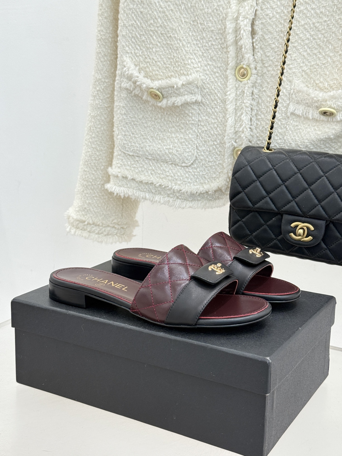 CHANE*｜小香26P新品菱格翻盖懒人拖鞋将慵懒与优雅揉进日常。经典菱格缝线复刻品牌灵魂小羊皮软糯亲肤