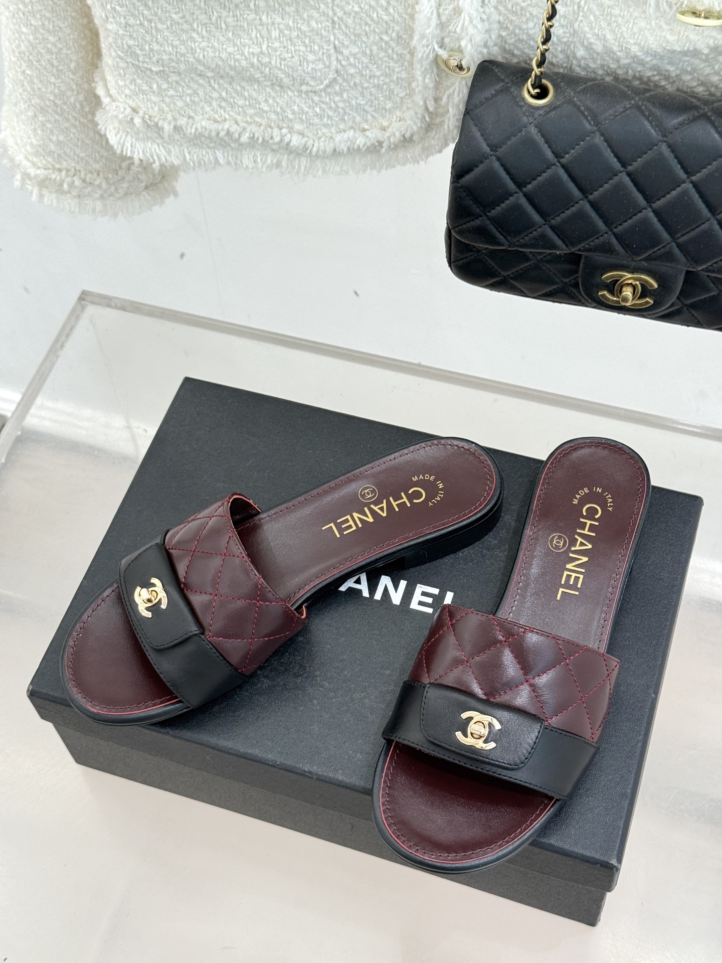 CHANE*｜小香26P新品菱格翻盖懒人拖鞋将慵懒与优雅揉进日常。经典菱格缝线复刻品牌灵魂小羊皮软糯亲肤