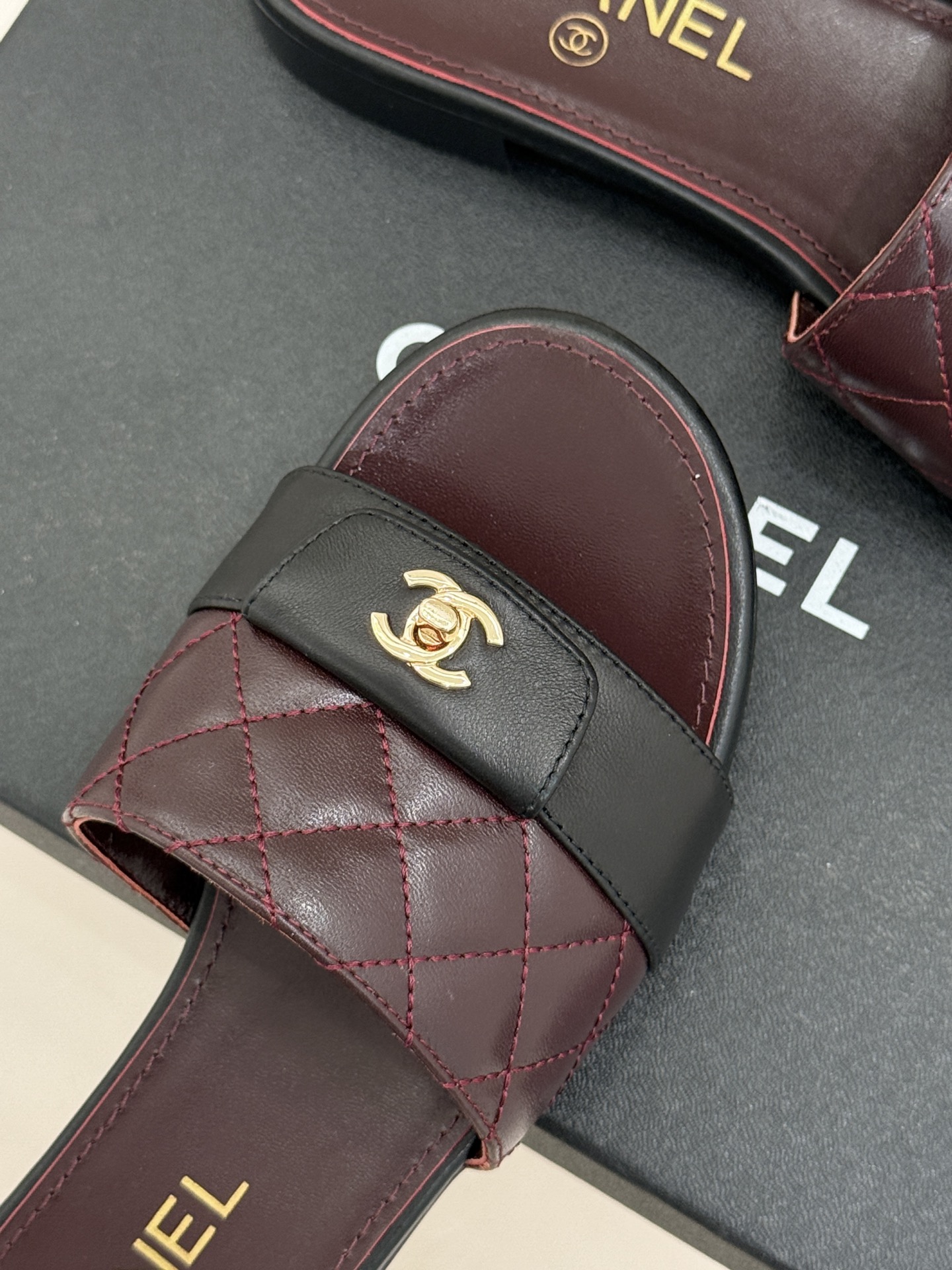 CHANE*｜小香26P新品菱格翻盖懒人拖鞋将慵懒与优雅揉进日常。经典菱格缝线复刻品牌灵魂小羊皮软糯亲肤