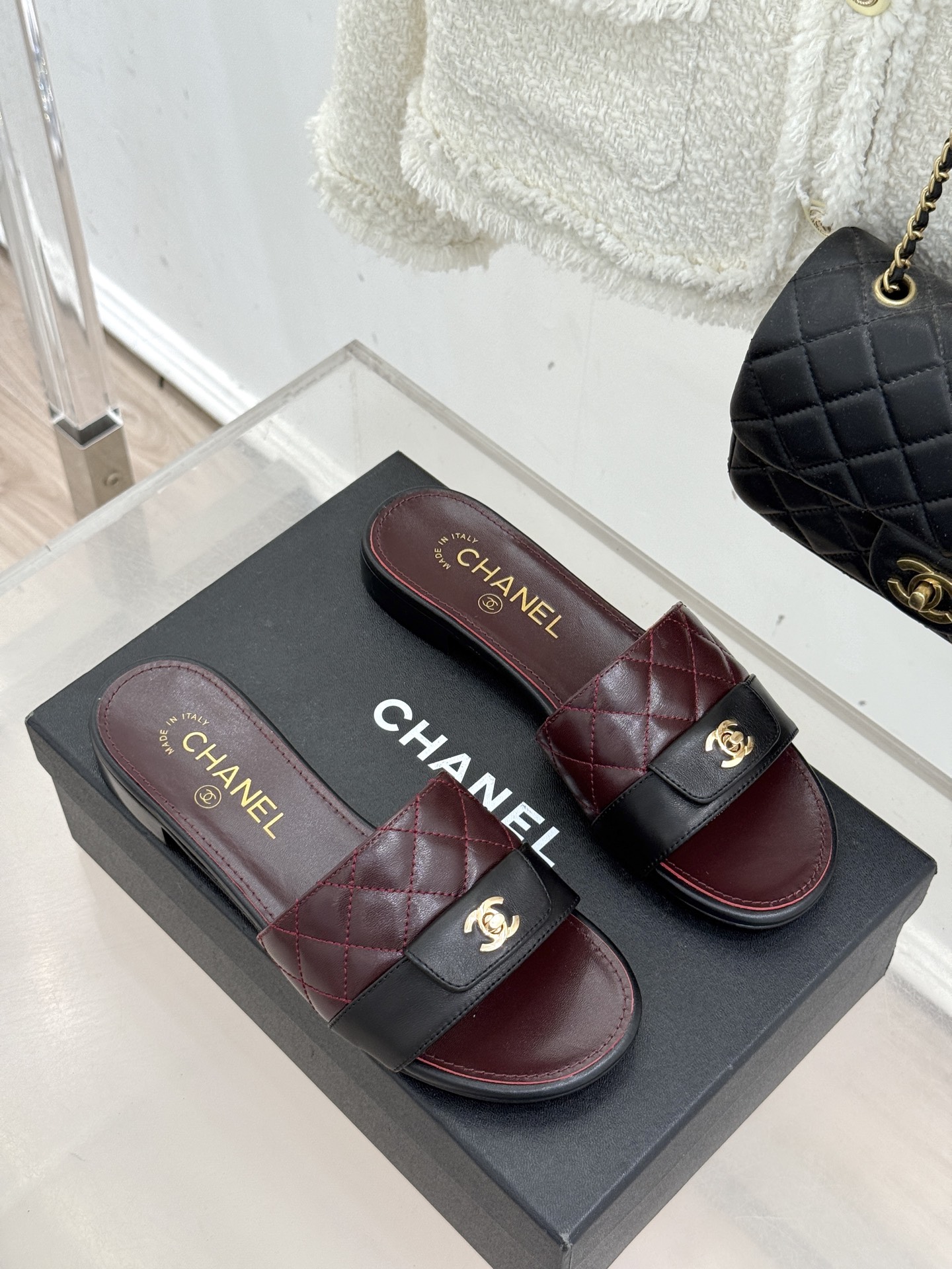 CHANE*｜小香26P新品菱格翻盖懒人拖鞋将慵懒与优雅揉进日常。经典菱格缝线复刻品牌灵魂小羊皮软糯亲肤