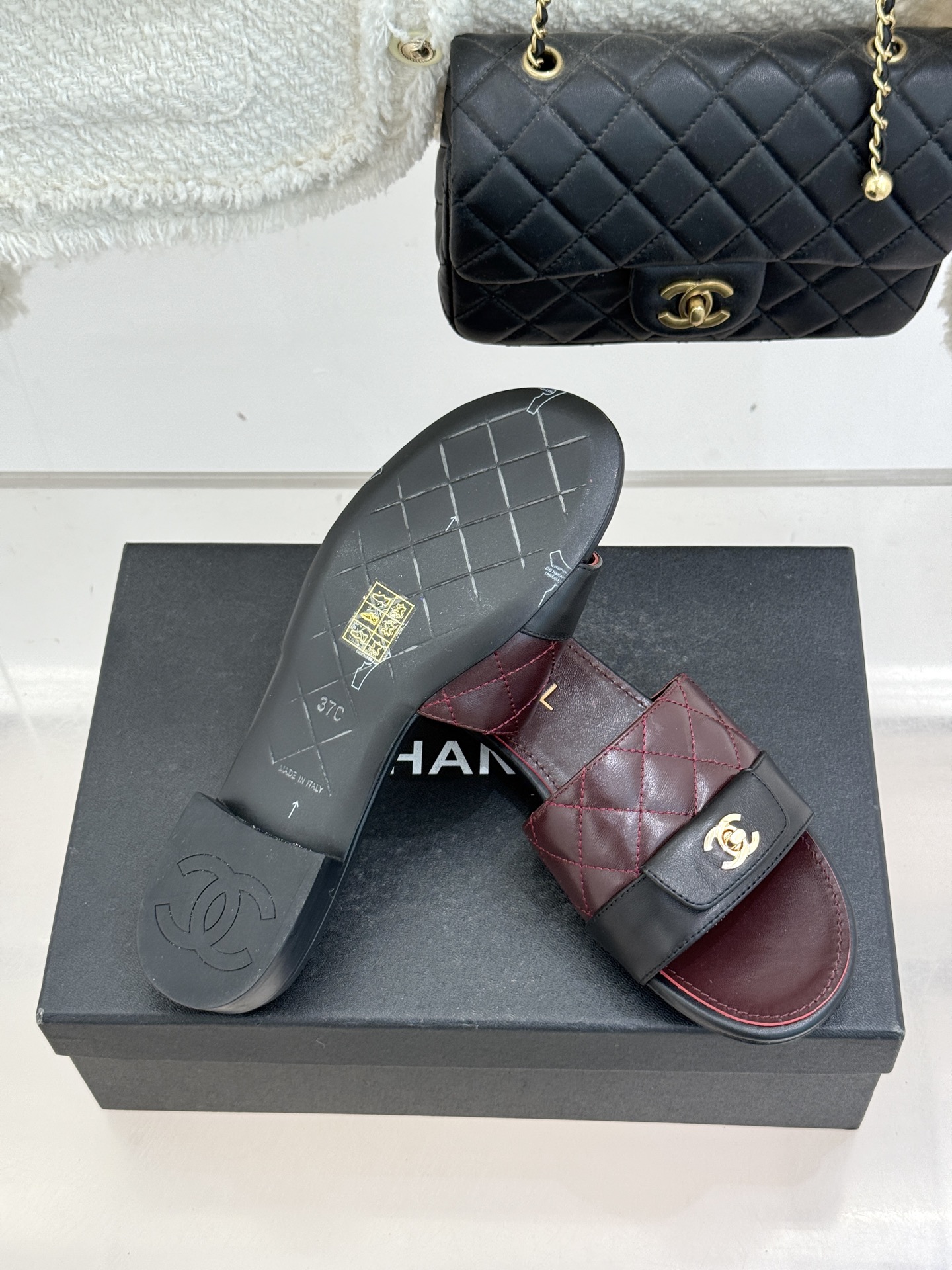 CHANE*｜小香26P新品菱格翻盖懒人拖鞋将慵懒与优雅揉进日常。经典菱格缝线复刻品牌灵魂小羊皮软糯亲肤