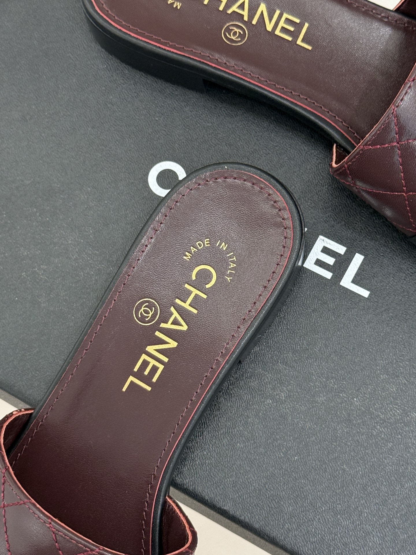 CHANE*｜小香26P新品菱格翻盖懒人拖鞋将慵懒与优雅揉进日常。经典菱格缝线复刻品牌灵魂小羊皮软糯亲肤