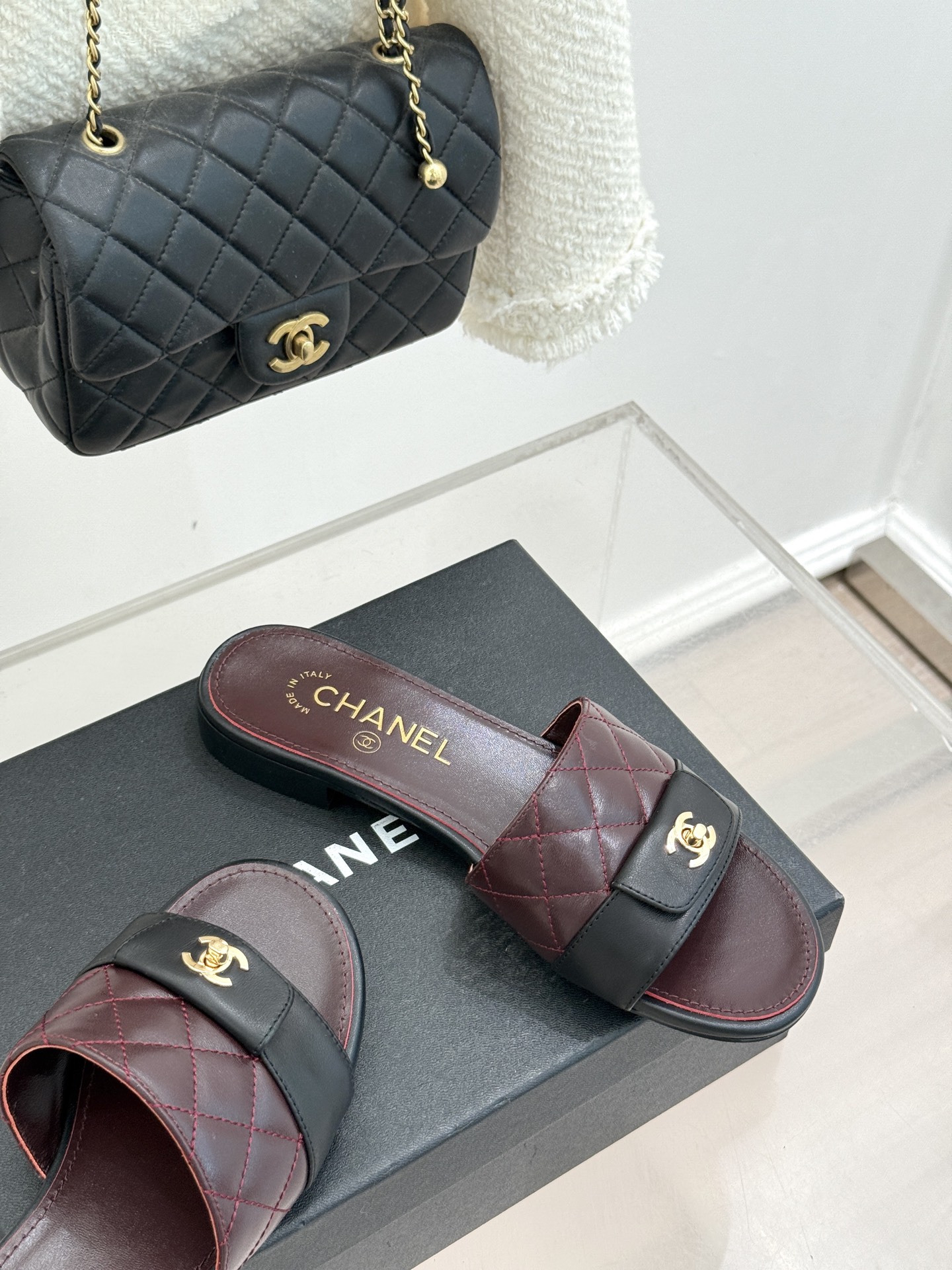 CHANE*｜小香26P新品菱格翻盖懒人拖鞋将慵懒与优雅揉进日常。经典菱格缝线复刻品牌灵魂小羊皮软糯亲肤