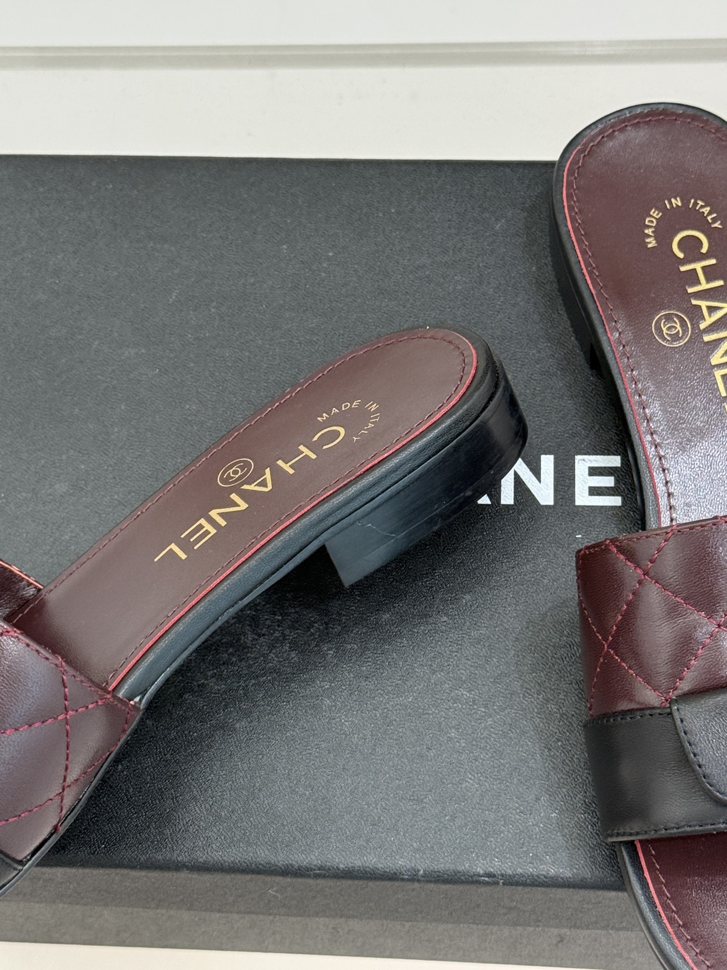 CHANE*｜小香26P新品菱格翻盖懒人拖鞋将慵懒与优雅揉进日常。经典菱格缝线复刻品牌灵魂小羊皮软糯亲肤