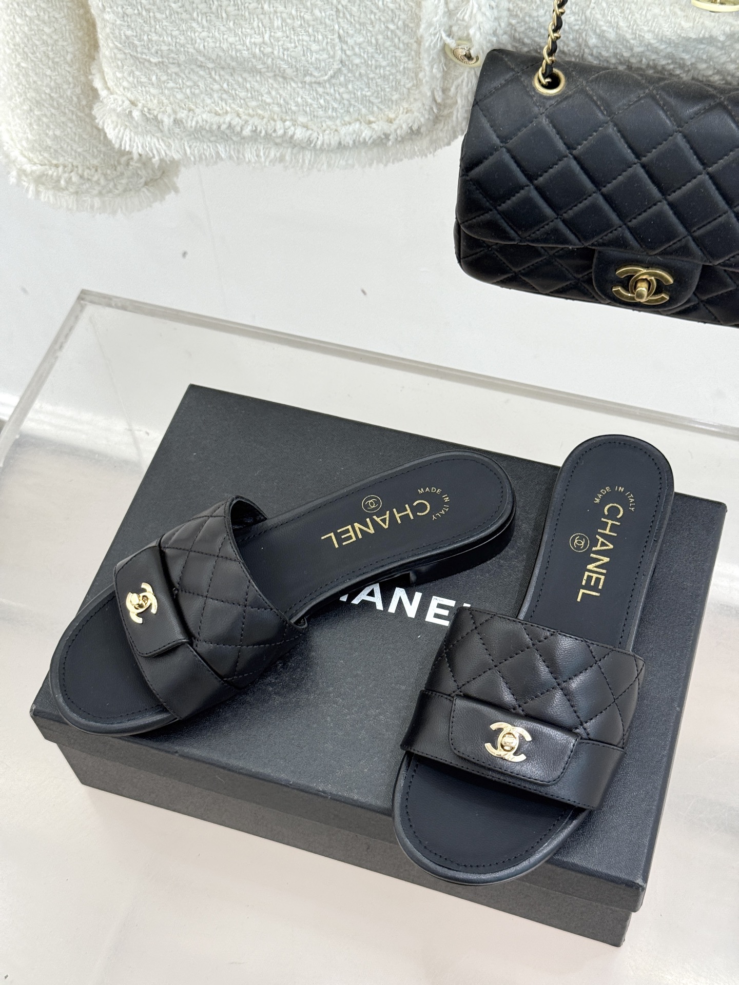 CHANE*｜小香26P新品菱格翻盖懒人拖鞋将慵懒与优雅揉进日常。经典菱格缝线复刻品牌灵魂小羊皮软糯亲肤