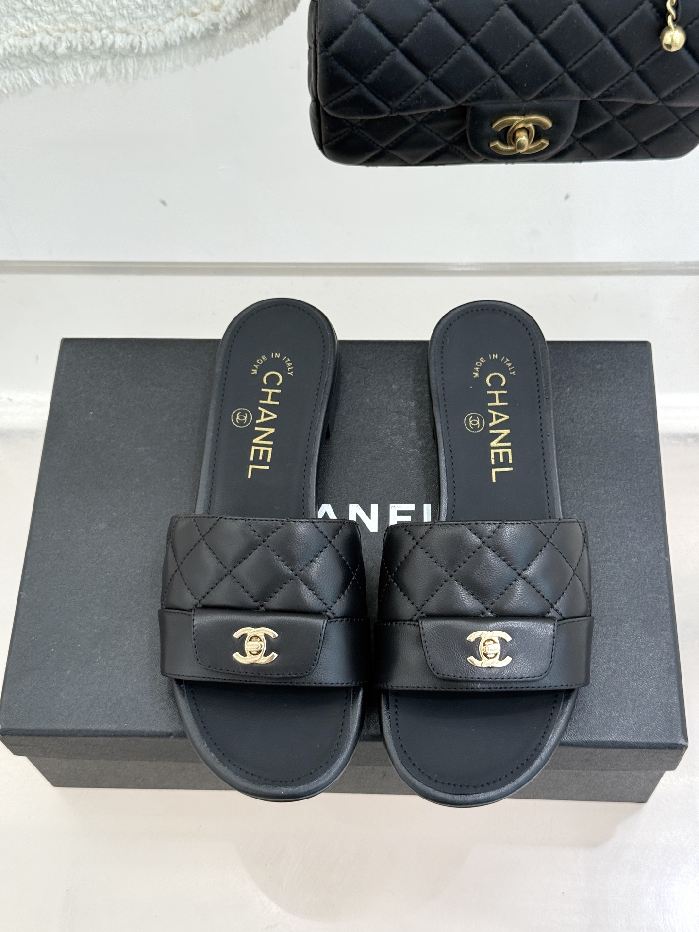 CHANE*｜小香26P新品菱格翻盖懒人拖鞋将慵懒与优雅揉进日常。经典菱格缝线复刻品牌灵魂小羊皮软糯亲肤