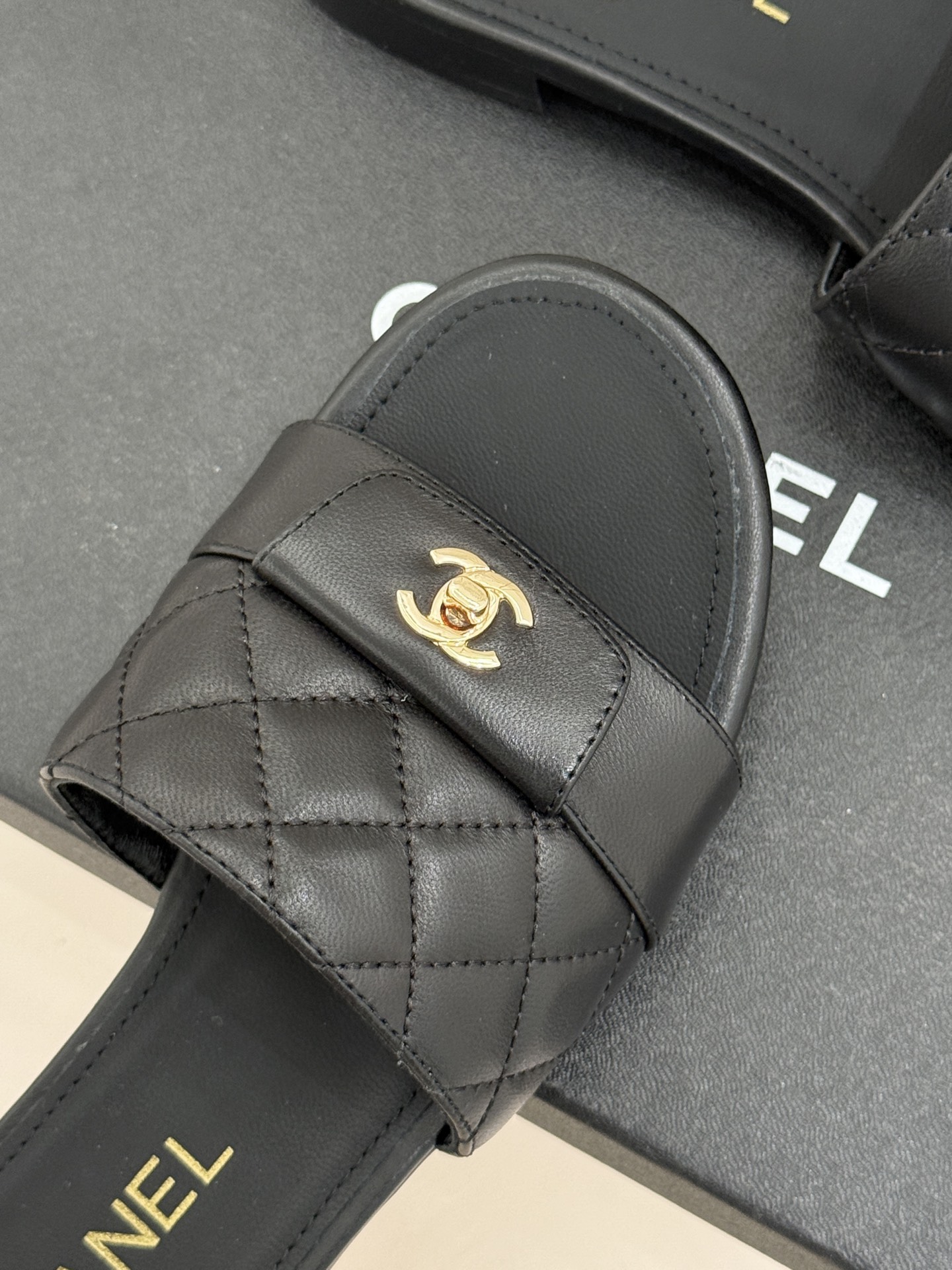 CHANE*｜小香26P新品菱格翻盖懒人拖鞋将慵懒与优雅揉进日常。经典菱格缝线复刻品牌灵魂小羊皮软糯亲肤