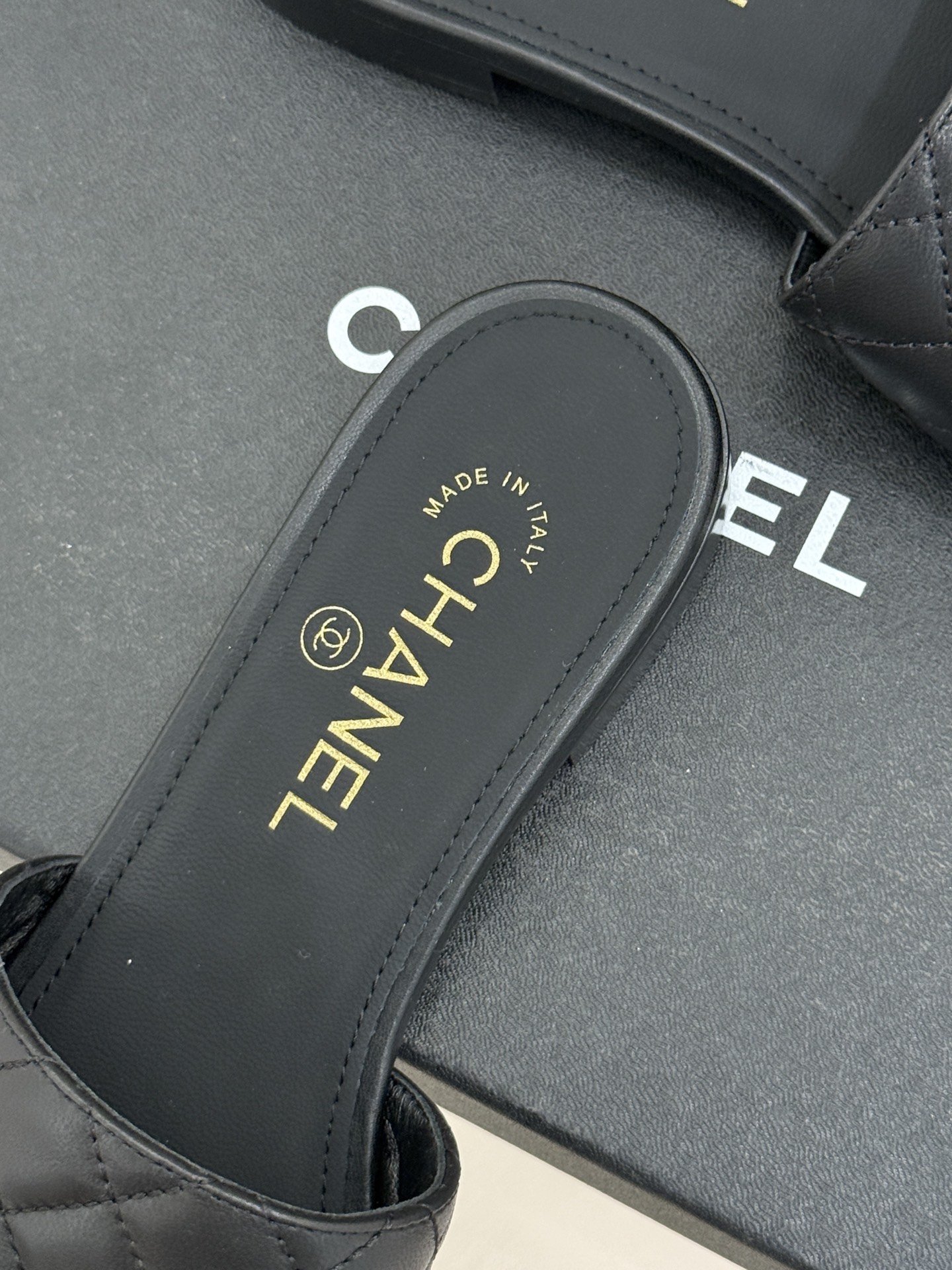 CHANE*｜小香26P新品菱格翻盖懒人拖鞋将慵懒与优雅揉进日常。经典菱格缝线复刻品牌灵魂小羊皮软糯亲肤