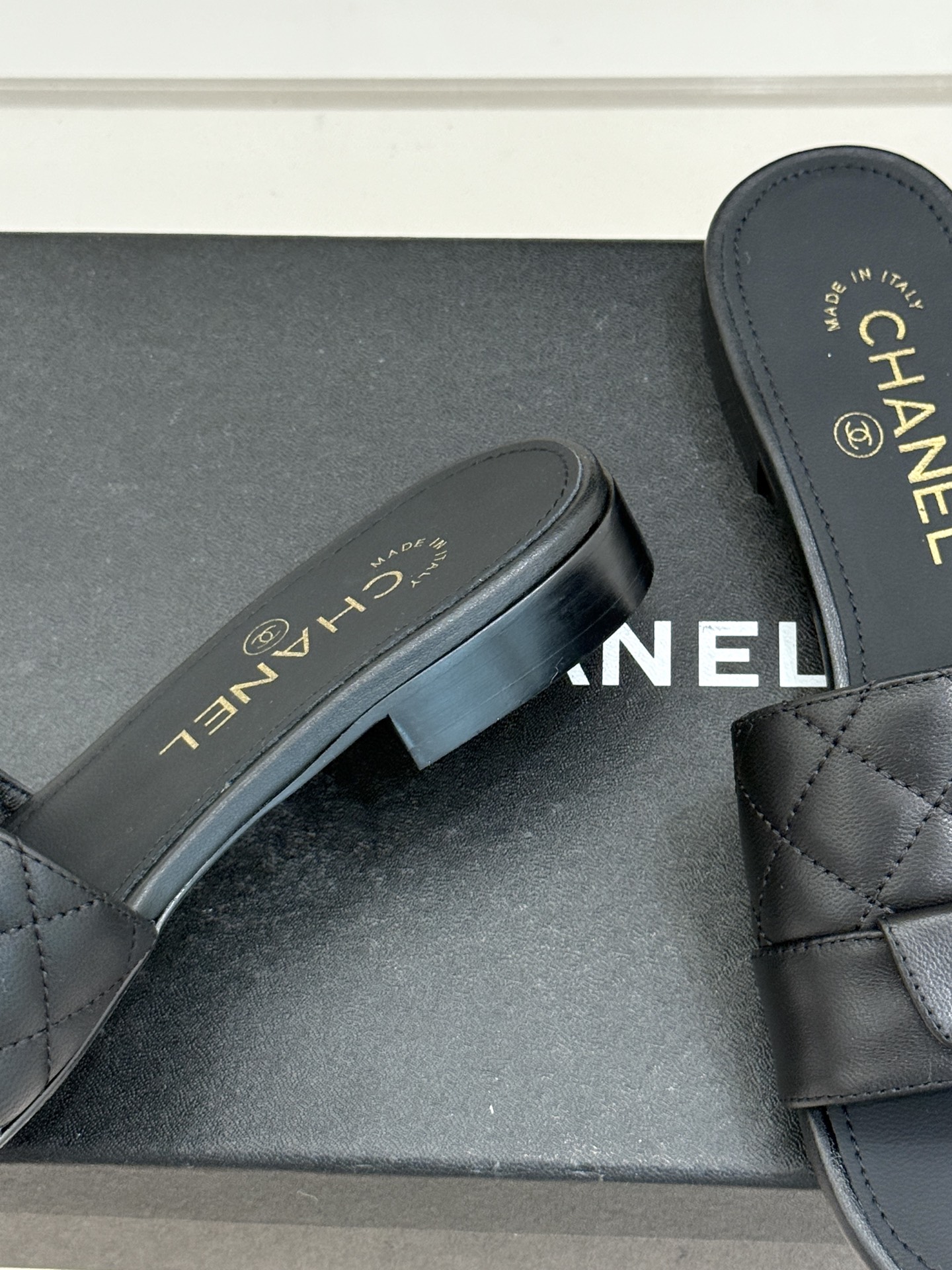 CHANE*｜小香26P新品菱格翻盖懒人拖鞋将慵懒与优雅揉进日常。经典菱格缝线复刻品牌灵魂小羊皮软糯亲肤