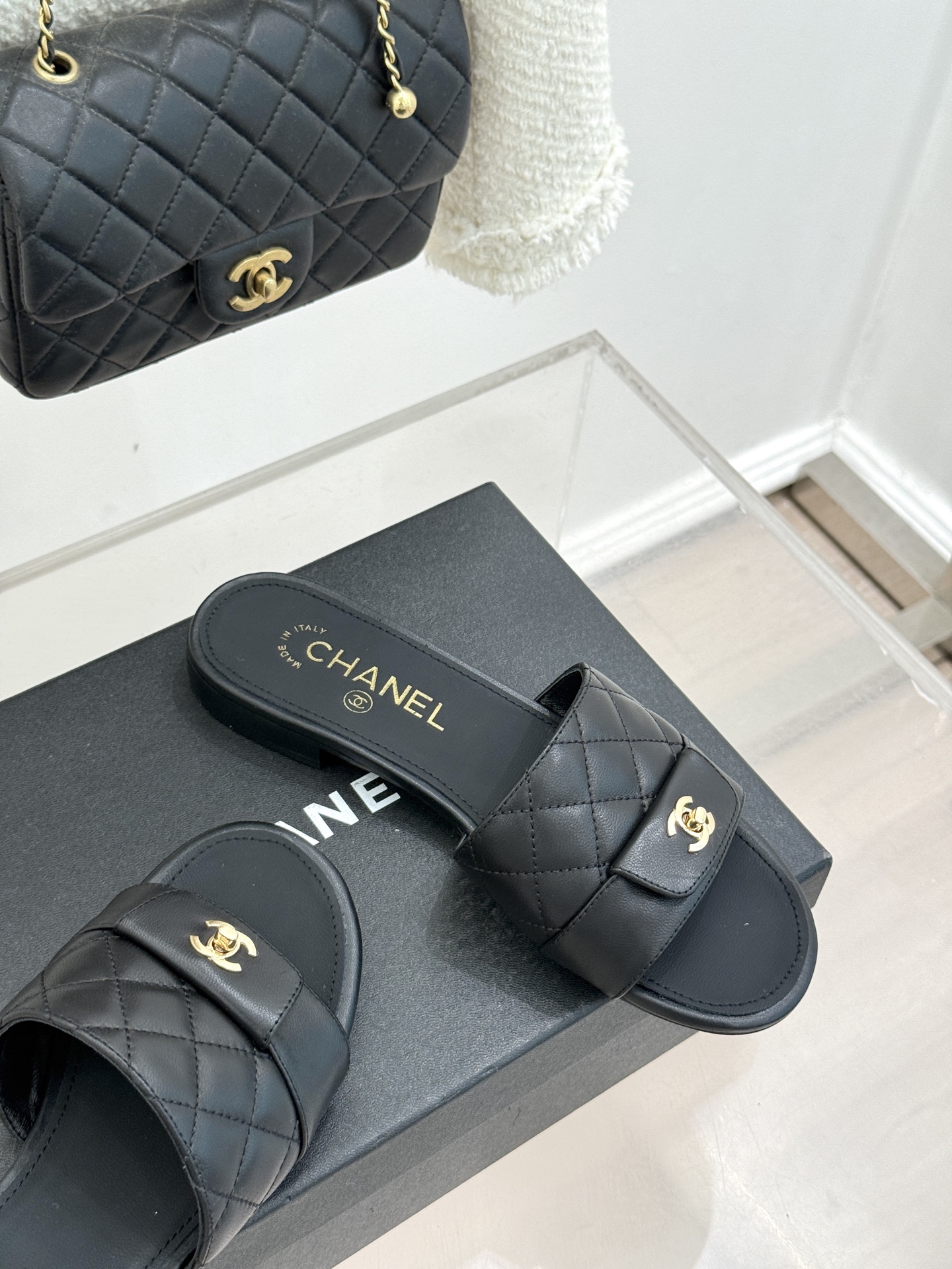 CHANE*｜小香26P新品菱格翻盖懒人拖鞋将慵懒与优雅揉进日常。经典菱格缝线复刻品牌灵魂小羊皮软糯亲肤