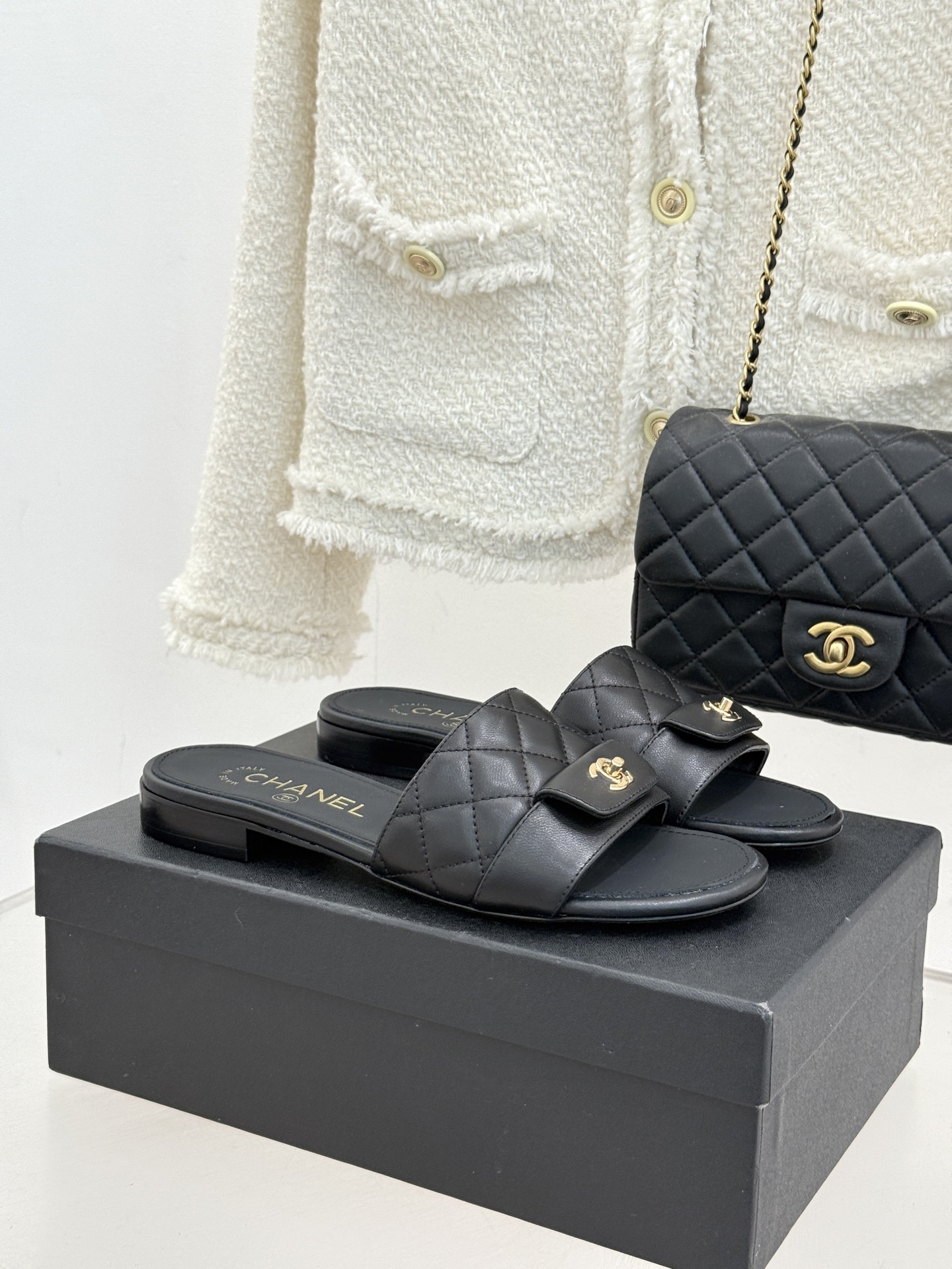 NO:726295,CHANE*｜Xiaoxiang 26P new diamond plaid flip flop lazy slippers bring laziness and elegance into daily life. The classic diamond stitching reproduces the brand soul. The lambskin is soft and skin-friendly, making your feet feel like stepping on clouds. The double C clamshell design hides ingenuity. The metal buckle embellishment is low-key and noble. No need to worry about matching, you can wear French style in one second. One-slip lazy version, suitable for commuting, going out on the street, and vacation.  Free and unrestricted. The soft soles combine comfort and texture, and the details are full of craftsmanship. The simple outline hides high-end taste, easily adapts to skirts and trousers, and exudes calmness and elegance in every step. It is an exquisite ritual in a lazy life and a timeless elegant standard in the wardrobe. The fabric is made of original customized leather, and the toe-toe lining is all sheepskin. Italian imported genuine leather outsole size 35-39 (customized for 40/41)  No. 83920224, slippers, chanel, slippers, skirts, sheepskin, Leather soles19860909CHANE*｜小香26P新品菱格 翻盖懒人拖鞋 将慵懒与优雅揉进日常. 经典菱格缝线复刻品牌灵魂 小羊皮软糯亲肤 上脚如踩云端. 双C翻盖设计暗藏巧思 金属扣点缀低调显贵 无需费心搭配 一秒穿出法式格调. 一脚蹬懒人版型,通勤、出街 度假皆适配 自在无束缚. 柔软鞋底兼顾舒适与质感 细节处尽显匠心工艺. 简约轮廓藏着高级品味 轻松适配裙装、裤装 让每一步都散发从容贵气. 是慵懒生活里的精致仪式感 也是衣橱里永不过时的优雅标配. 面料采用原版定制皮料 内里踮脚均为羊皮 意大利进口真皮大底 size35-39（40/41定制） 编号83920224,拖鞋,chanel,slippers,skirts,sheepskin,Leather soles,Women's Shoes