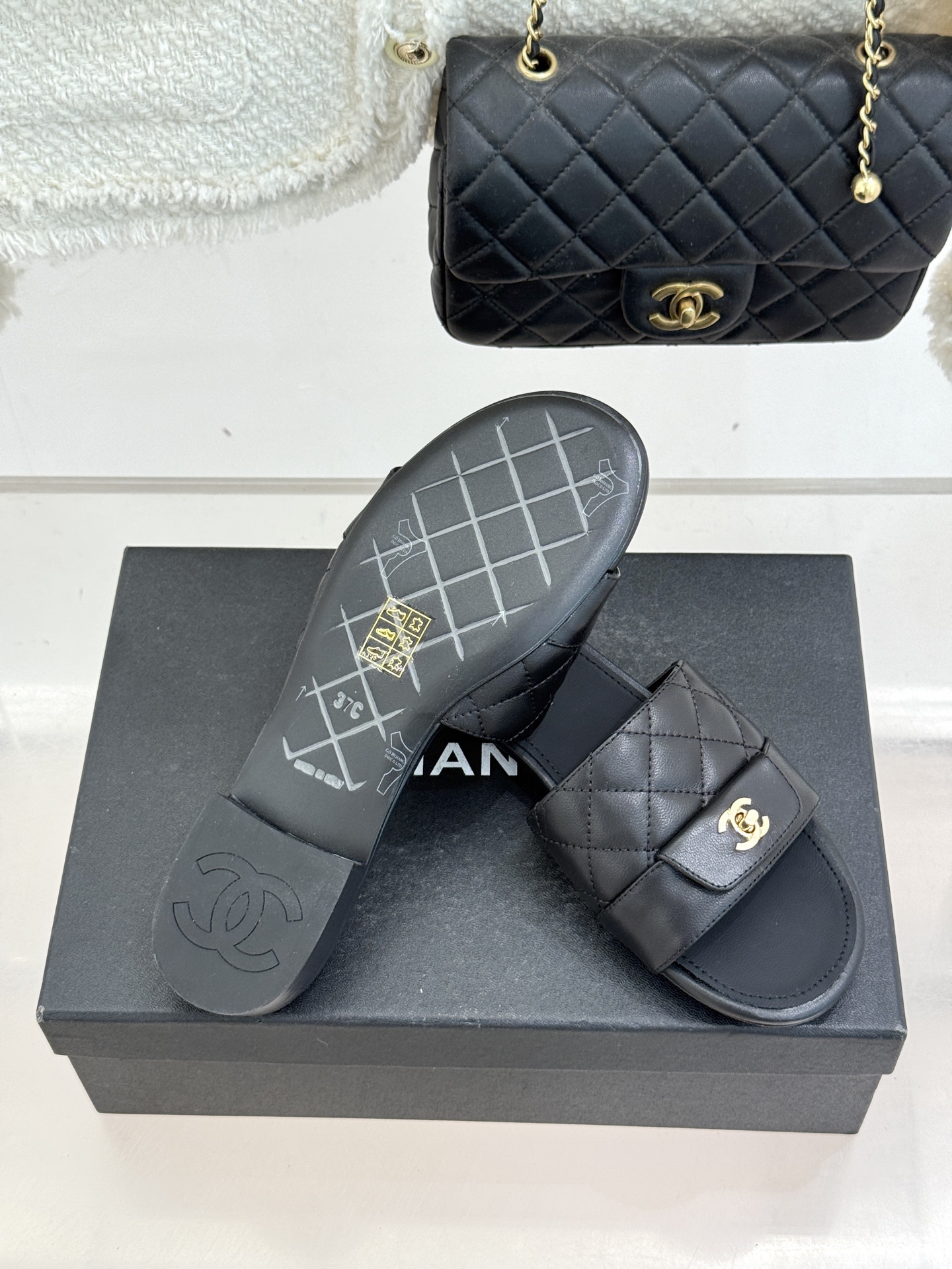 CHANE*｜小香26P新品菱格翻盖懒人拖鞋将慵懒与优雅揉进日常。经典菱格缝线复刻品牌灵魂小羊皮软糯亲肤