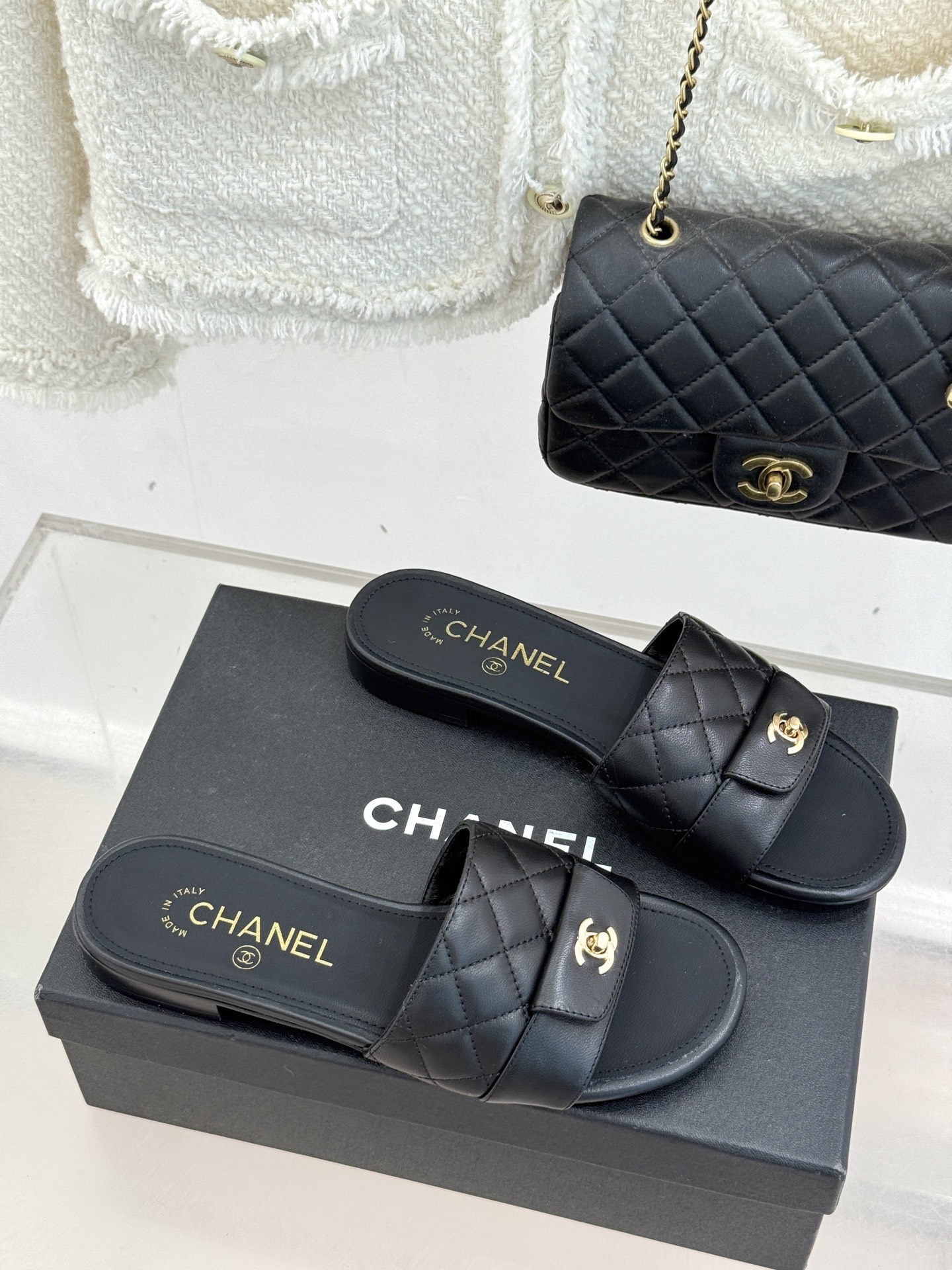 CHANE*｜小香26P新品菱格翻盖懒人拖鞋将慵懒与优雅揉进日常。经典菱格缝线复刻品牌灵魂小羊皮软糯亲肤