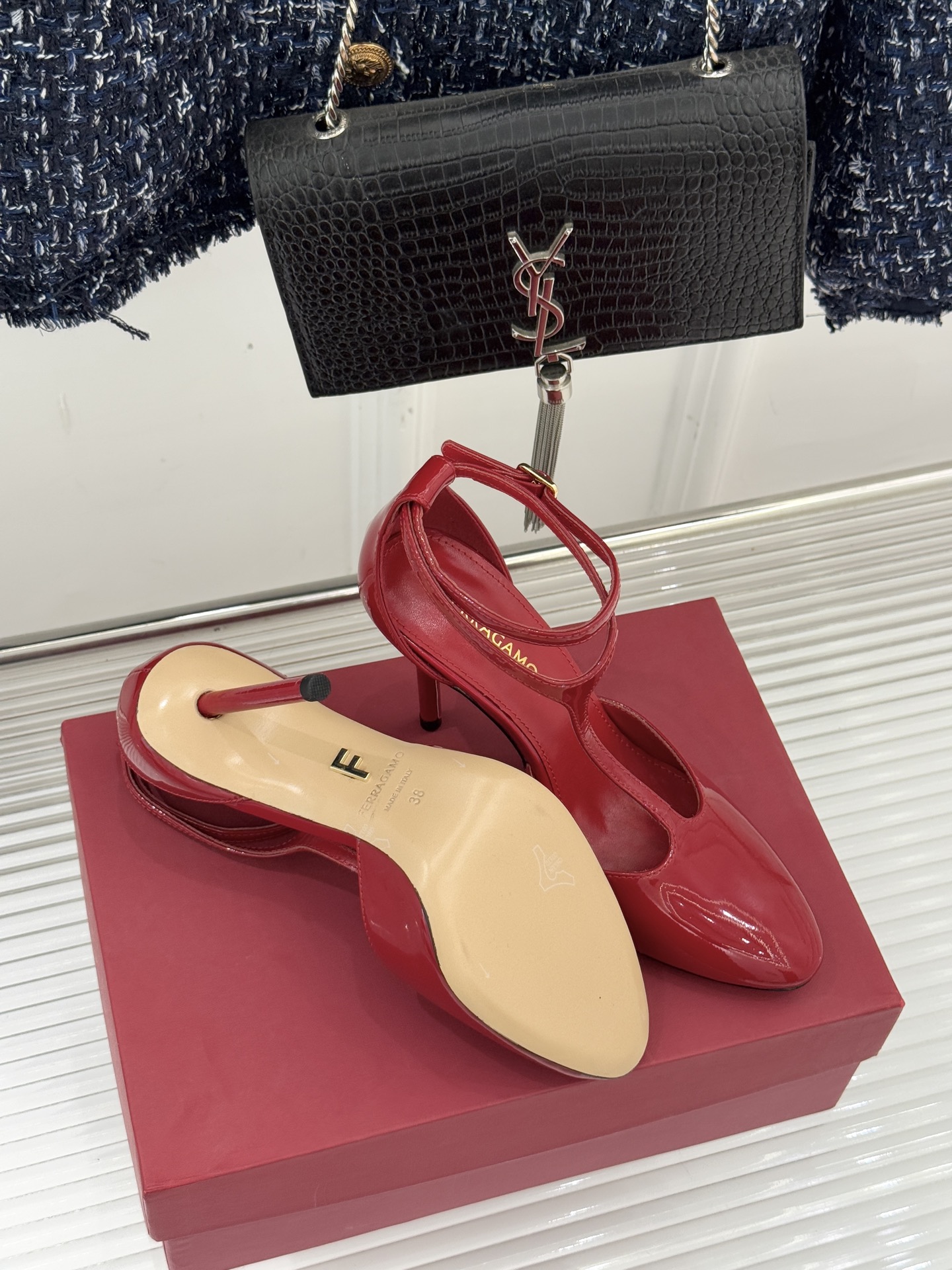 Ferragamo/菲拉格26WF新品T字带圆头漆皮高跟凉鞋以意大利匠心续写优雅经典。高光漆皮质感通透利