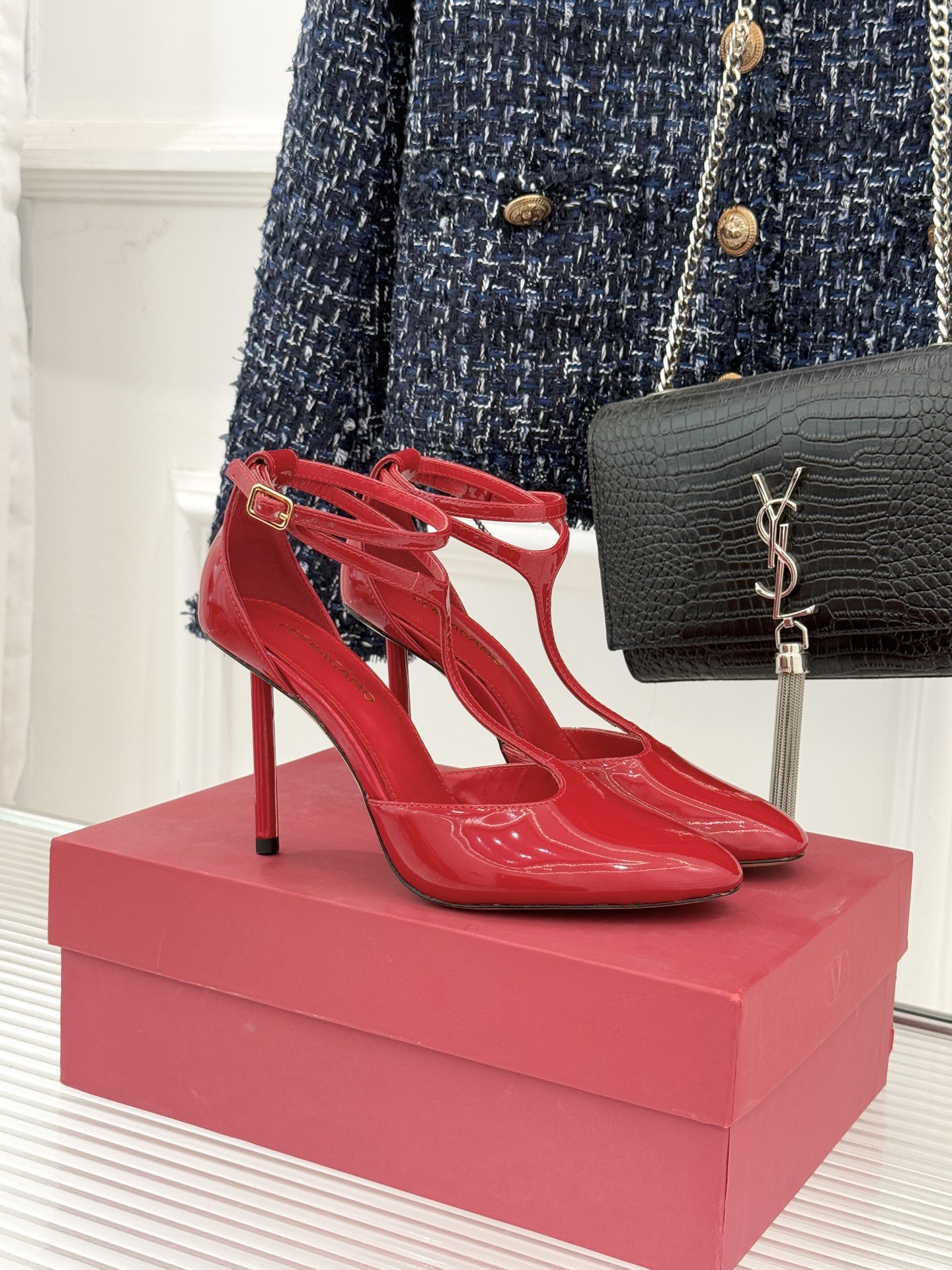 Ferragamo/菲拉格26WF新品T字带圆头漆皮高跟凉鞋以意大利匠心续写优雅经典。高光漆皮质感通透利