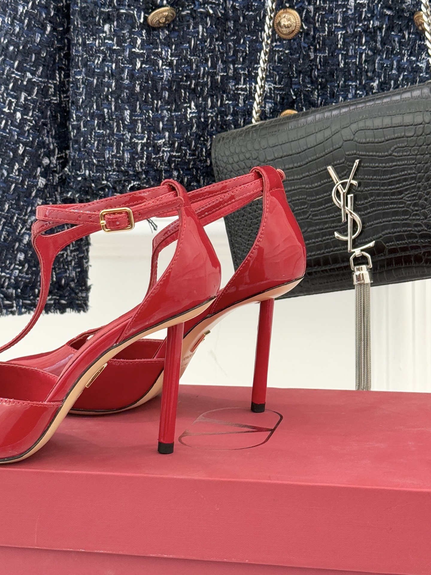 Ferragamo/菲拉格26WF新品T字带圆头漆皮高跟凉鞋以意大利匠心续写优雅经典。高光漆皮质感通透利