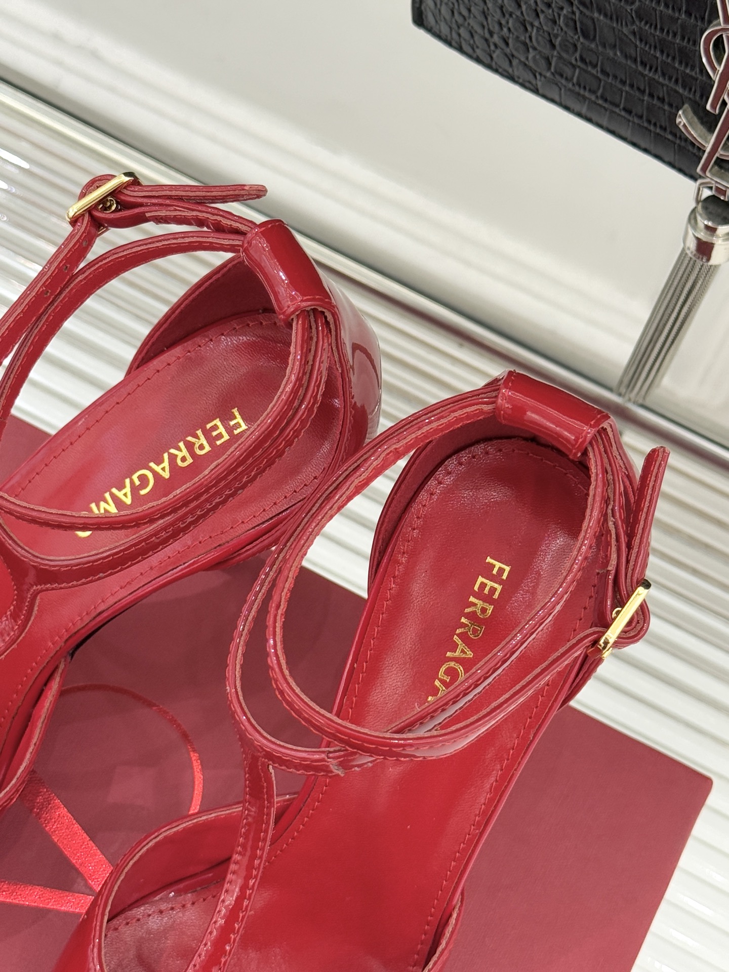 Ferragamo/菲拉格26WF新品T字带圆头漆皮高跟凉鞋以意大利匠心续写优雅经典。高光漆皮质感通透利