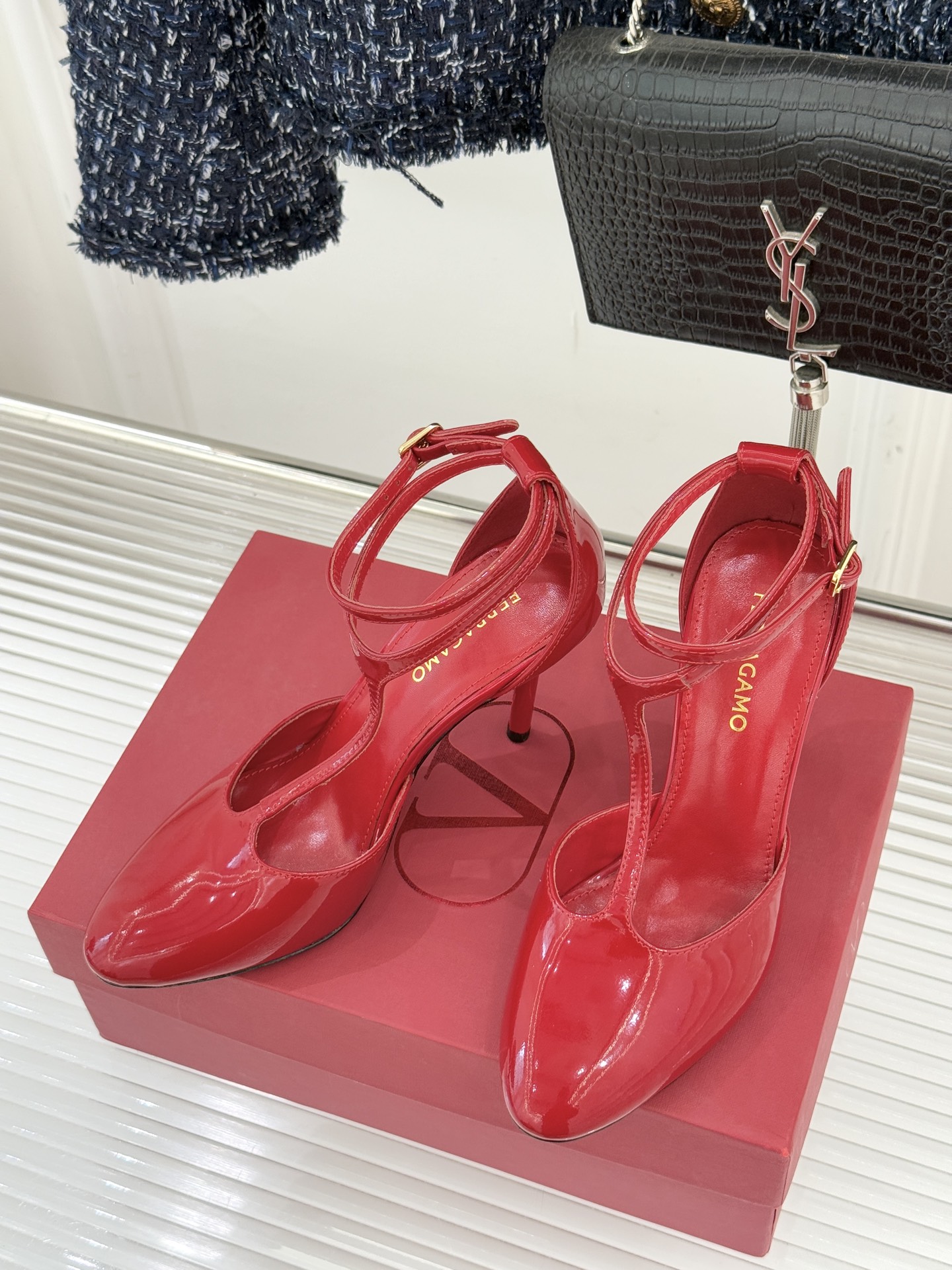 Ferragamo/菲拉格26WF新品T字带圆头漆皮高跟凉鞋以意大利匠心续写优雅经典。高光漆皮质感通透利