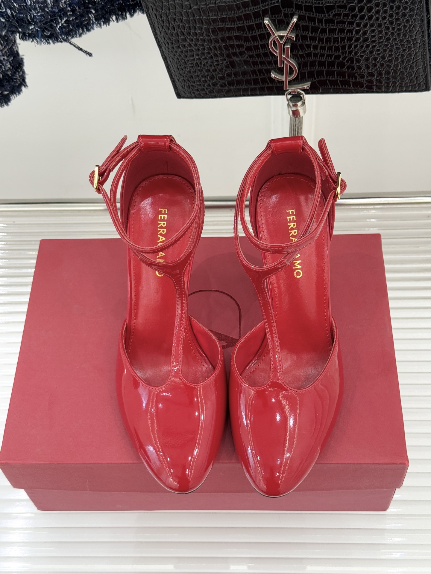Ferragamo/菲拉格26WF新品T字带圆头漆皮高跟凉鞋以意大利匠心续写优雅经典。高光漆皮质感通透利