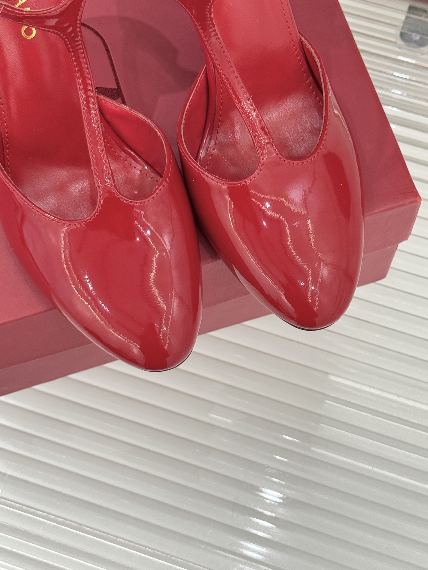 Ferragamo/菲拉格26WF新品T字带圆头漆皮高跟凉鞋以意大利匠心续写优雅经典。高光漆皮质感通透利