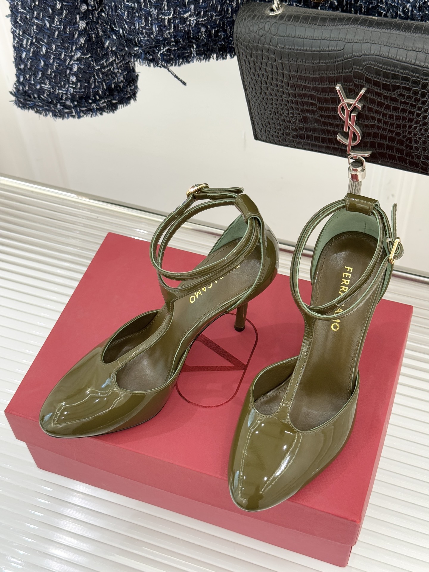 Ferragamo/菲拉格26WF新品T字带圆头漆皮高跟凉鞋以意大利匠心续写优雅经典。高光漆皮质感通透利