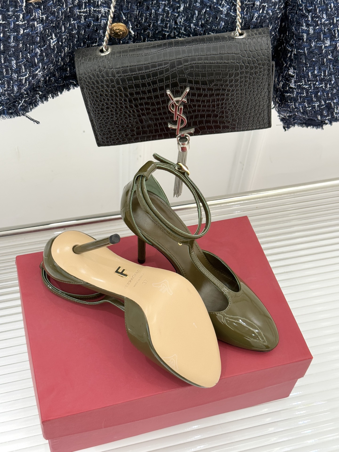 Ferragamo/菲拉格26WF新品T字带圆头漆皮高跟凉鞋以意大利匠心续写优雅经典。高光漆皮质感通透利